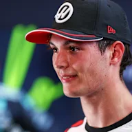 SAO PAULO, BRAZIL - NOVEMBER 08: Eighth placed qualifier Oliver Bearman of Great Britain and Haas