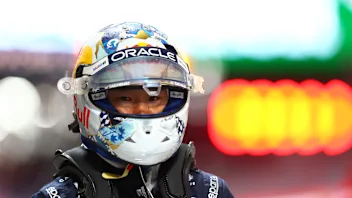 LAS VEGAS, NEVADA - NOVEMBER 21: Nineteenth placed qualifier Yuki Tsunoda of Japan and Oracle Red