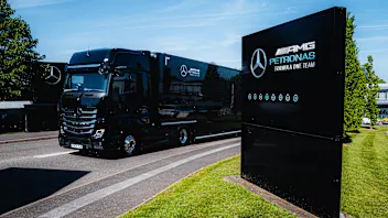 Das Mercedes-AMG PETRONAS F1 Team strebt für die Europa-Saison 2024 eine Logistik mit 100%