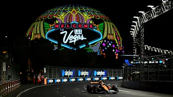 LAS VEGAS, NEVADA - NOVEMBER 17: Lando Norris of Great Britain driving the (4) McLaren MCL60