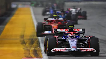 SINGAPORE, SINGAPORE - SEPTEMBER 22: Yuki Tsunoda of Japan driving the (22) Visa Cash App RB VCARB