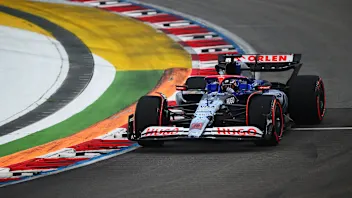 SINGAPORE, SINGAPORE - SEPTEMBER 20: Yuki Tsunoda of Japan driving the (22) Visa Cash App RB VCARB