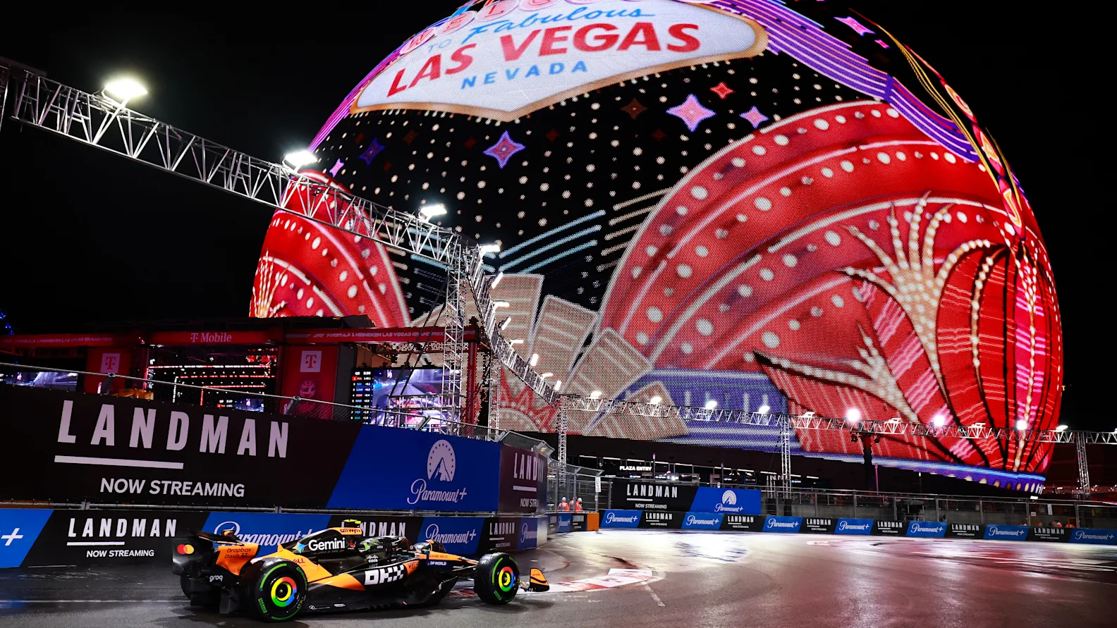 LAS VEGAS, NEVADA - NOVEMBER 21: Lando Norris of Great Britain driving the (4) McLaren MCL39