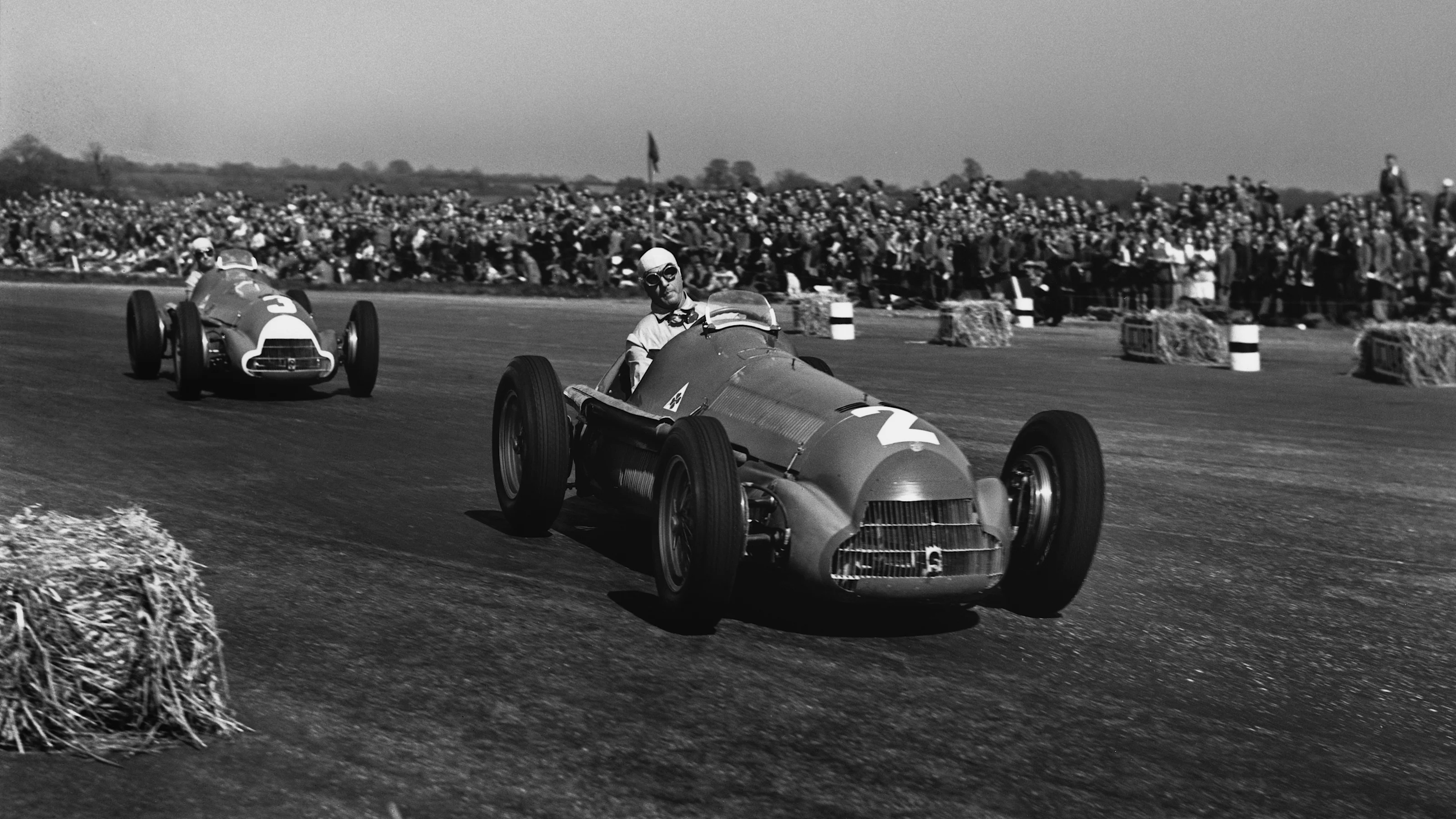 Silverstone, England.\r11-13 May 1950.\rGuiseppe Farina (Alfa Romeo 158), 1st position, leads Luigi