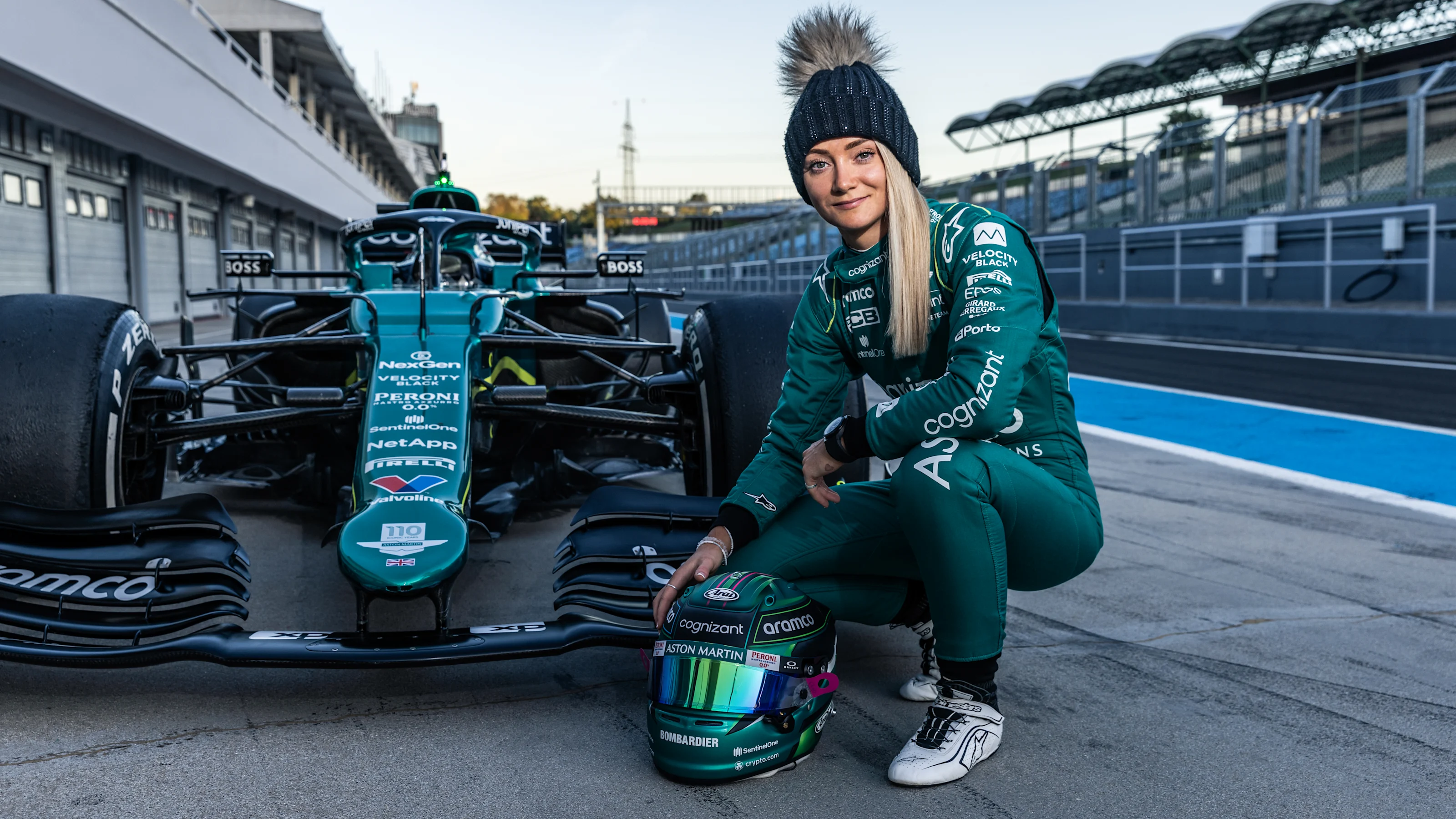 Portrait
Jessica Hawkins poses with the Aston Martin AMR21