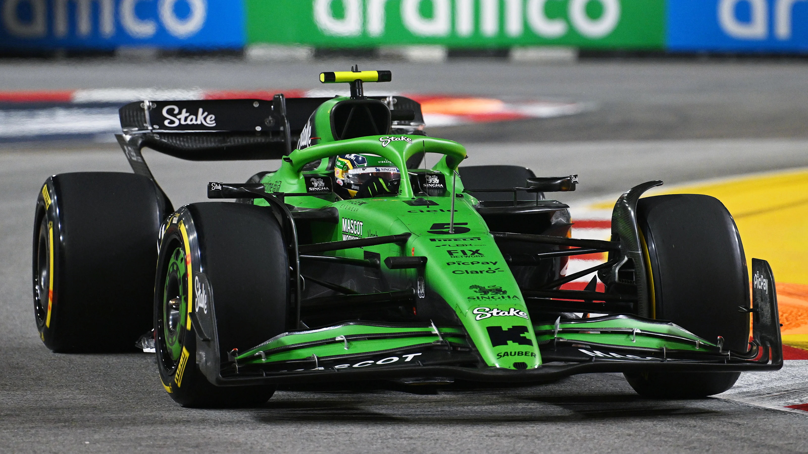 SINGAPORE, SINGAPORE - OCTOBER 03: Gabriel Bortoleto of Brazil driving the (5) Kick Sauber C45