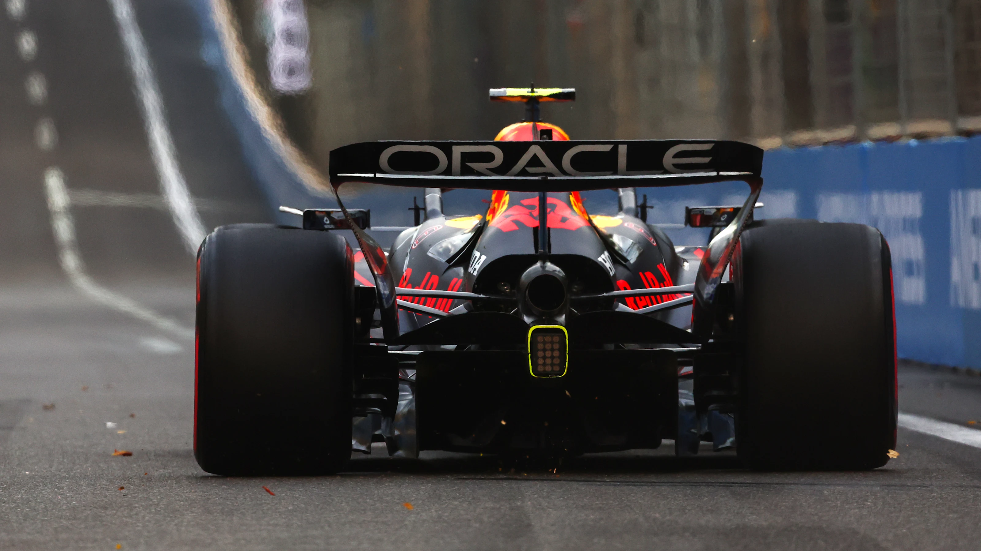 BAKU, AZERBAIJAN - SEPTEMBER 20: Yuki Tsunoda of Japan driving the (22) Oracle Red Bull Racing RB21