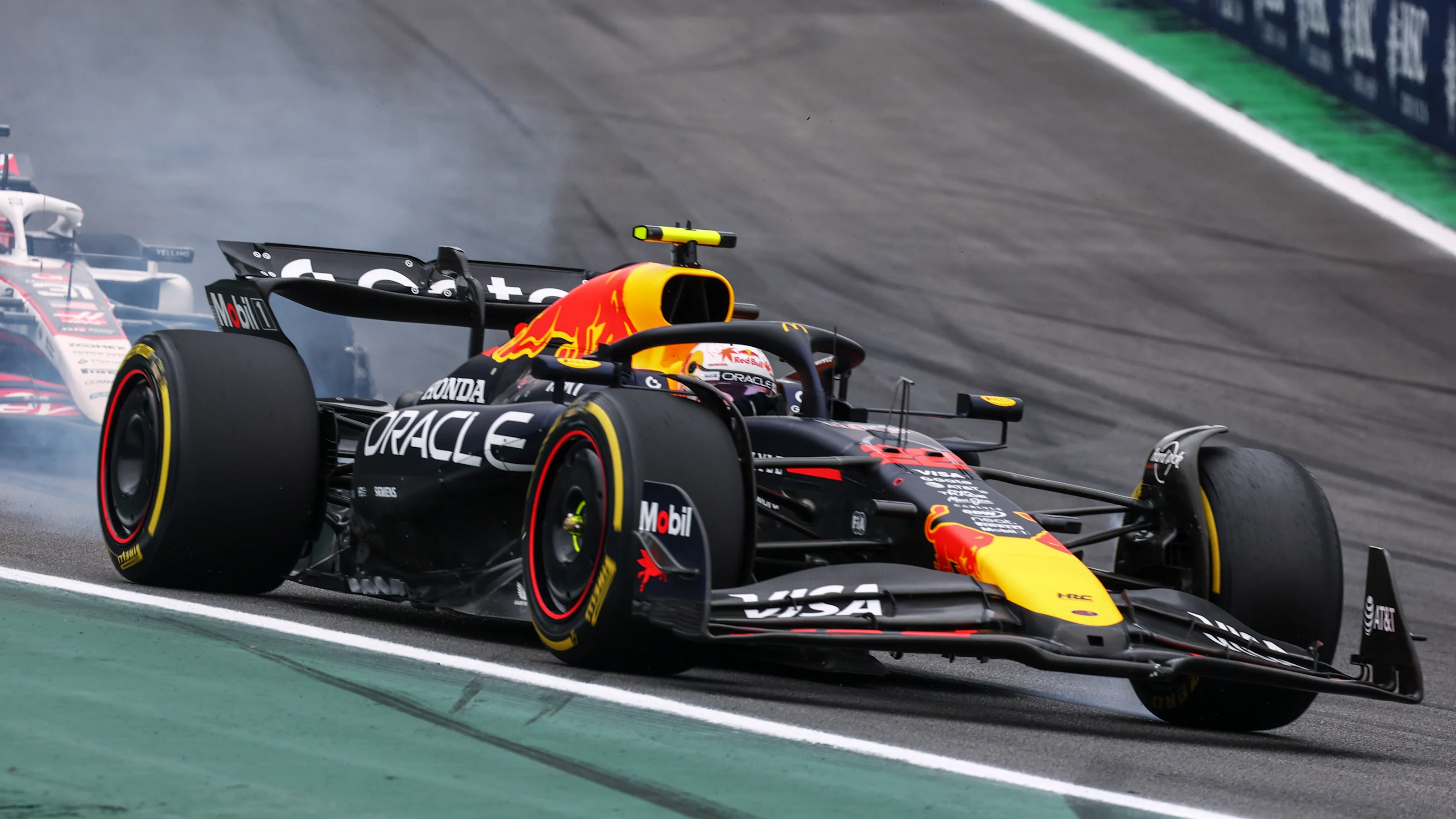 SAO PAULO, BRAZIL - NOVEMBER 09: Yuki Tsunoda of Japan driving the (22) Oracle Red Bull Racing RB21
