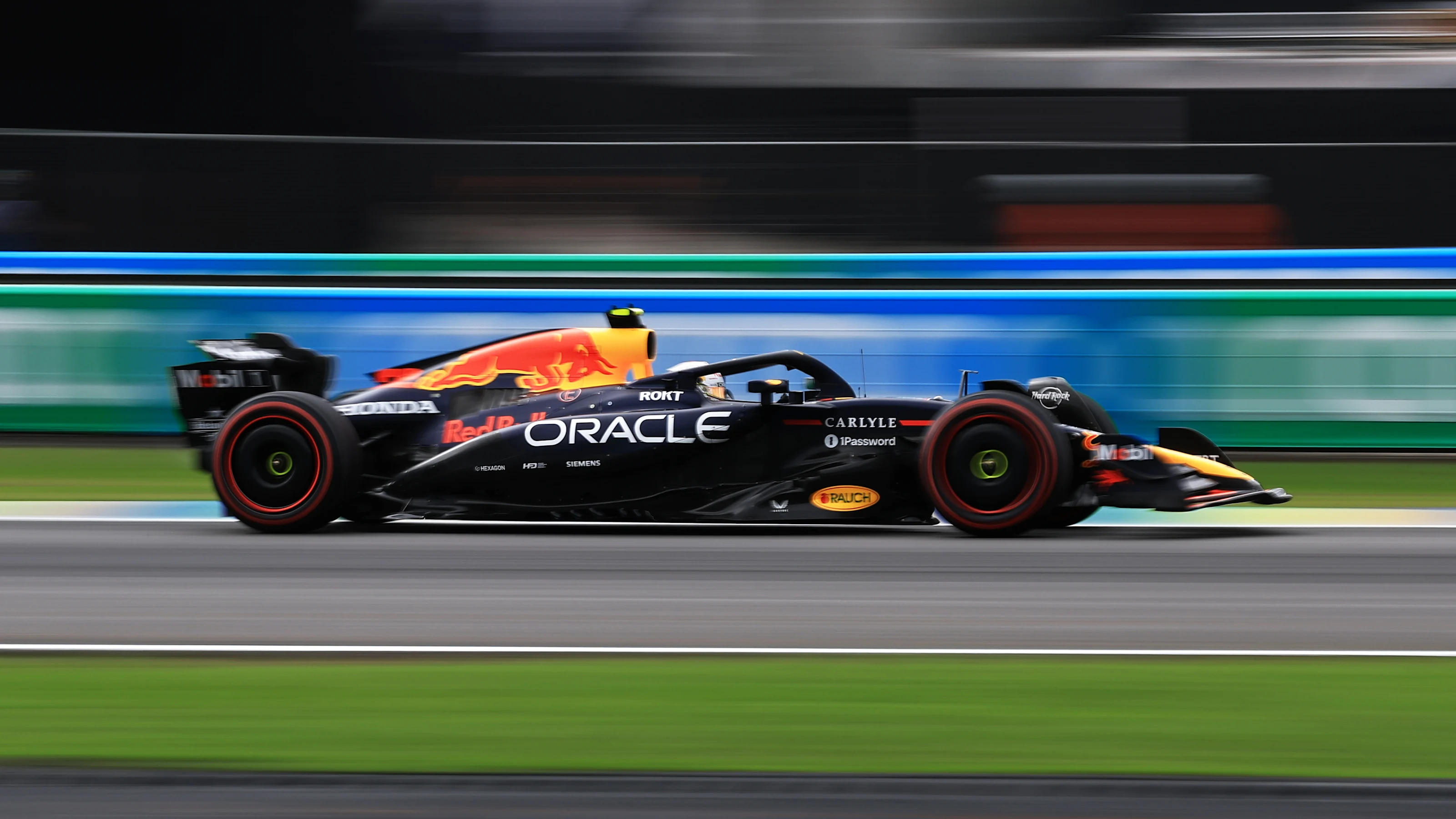 SAO PAULO, BRAZIL - NOVEMBER 08: Yuki Tsunoda of Japan driving the (22) Oracle Red Bull Racing RB21
