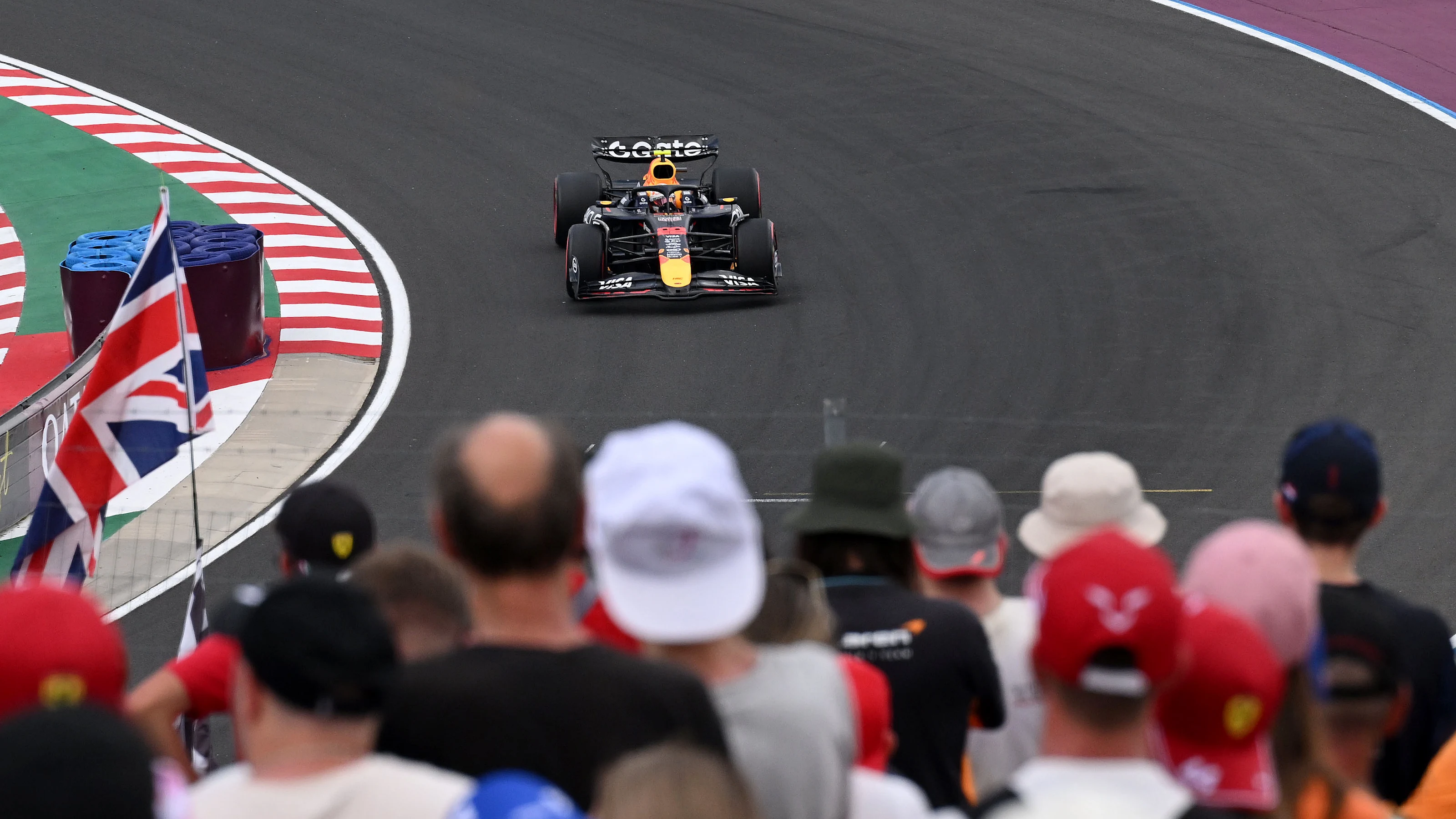 BUDAPEST, HUNGARY - AUGUST 02: Yuki Tsunoda of Japan driving the (22) Oracle Red Bull Racing RB21