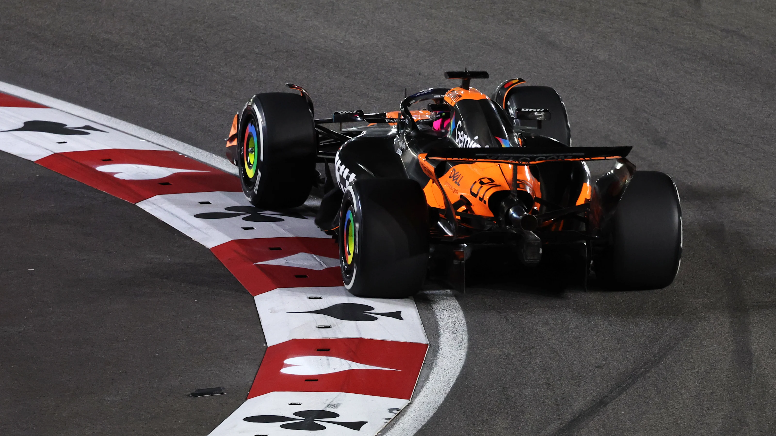 LAS VEGAS, NEVADA - NOVEMBER 22: Oscar Piastri of Australia driving the (81) McLaren MCL39 Mercedes