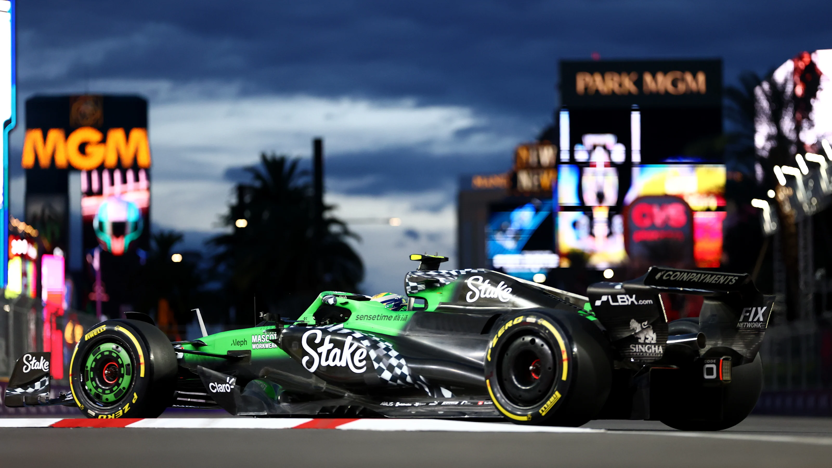 LAS VEGAS, NEVADA - NOVEMBER 20: Gabriel Bortoleto of Brazil driving the (5) Kick Sauber C45