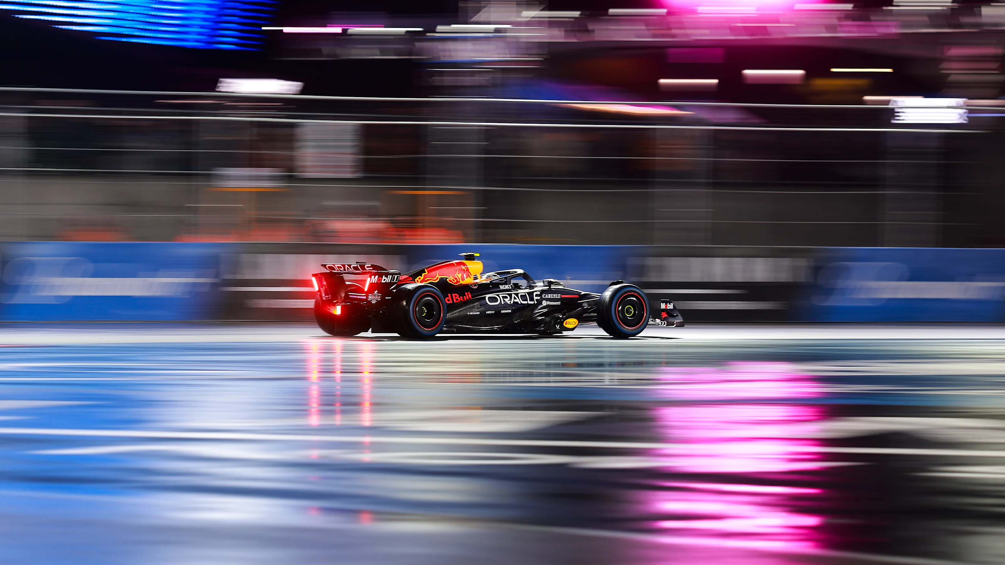 LAS VEGAS, NEVADA - NOVEMBER 21: Yuki Tsunoda of Japan driving the (22) Oracle Red Bull Racing RB21