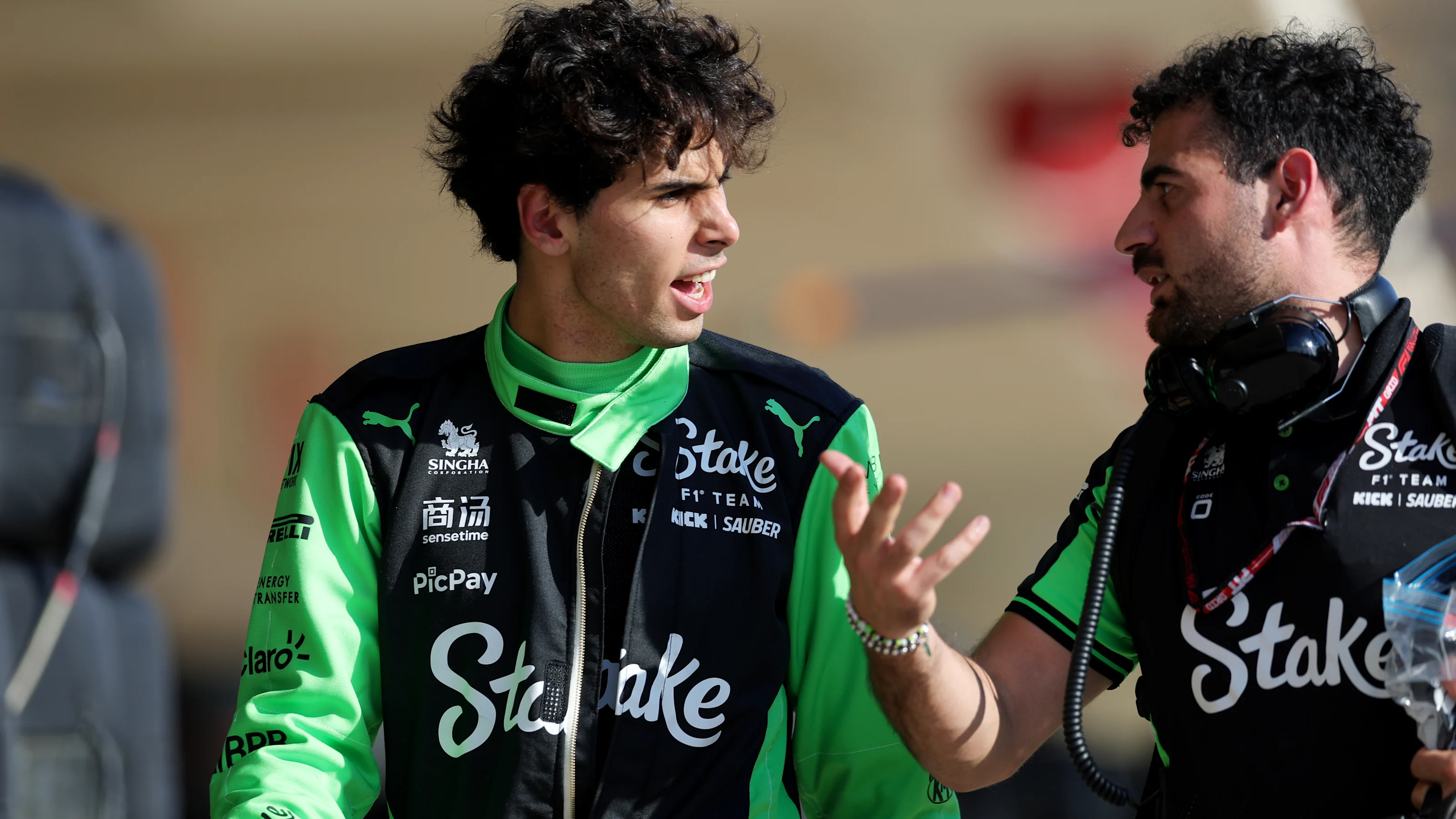 AUSTIN, TEXAS - OCTOBER 17: Gabriel Bortoleto of Brazil and Stake F1 Team Kick Sauber talks in the