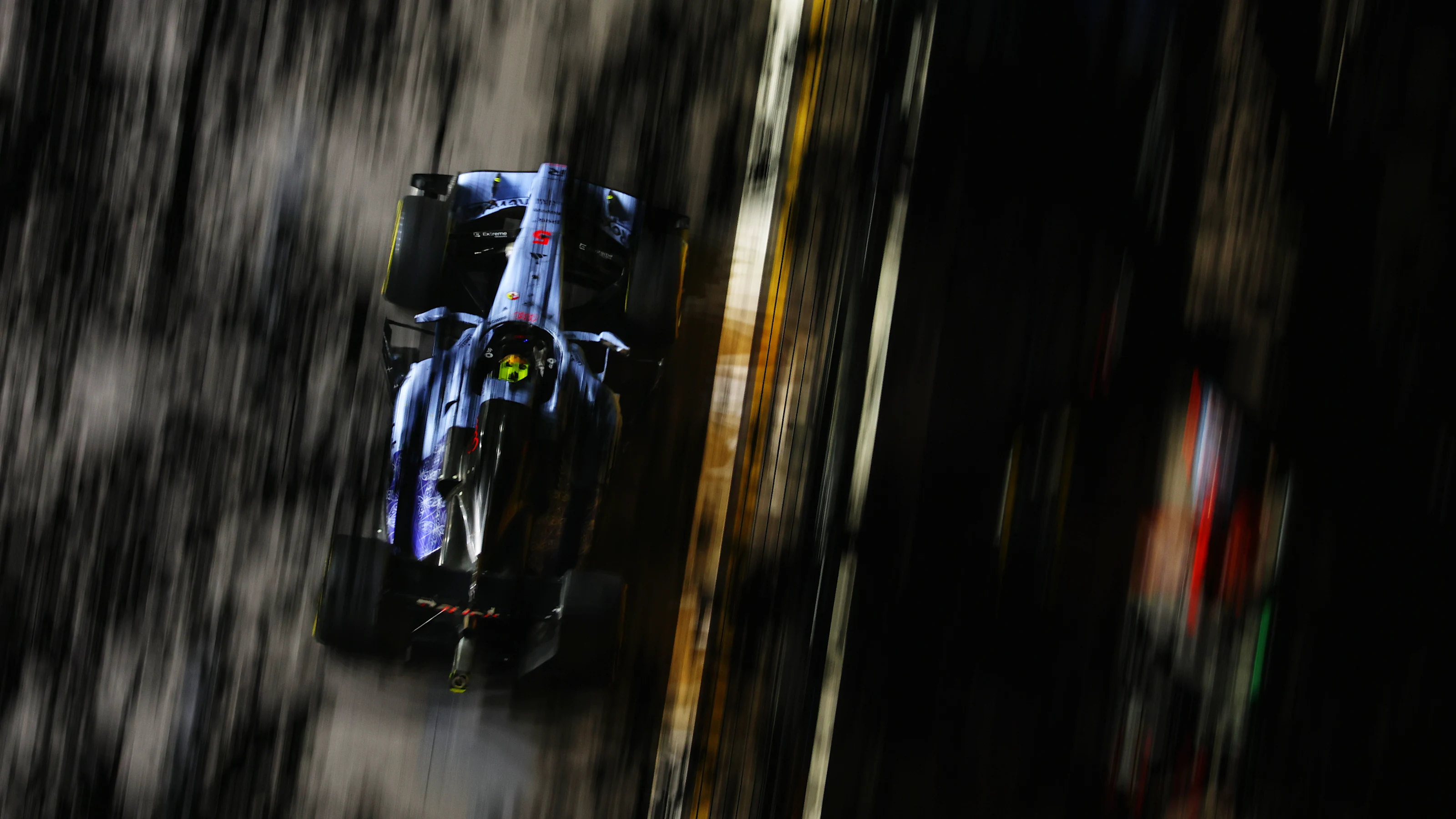 SINGAPORE, SINGAPORE - OCTOBER 09: Gabriel Bortoleto of Brazil driving the (5) Audi F1 Team R26 on