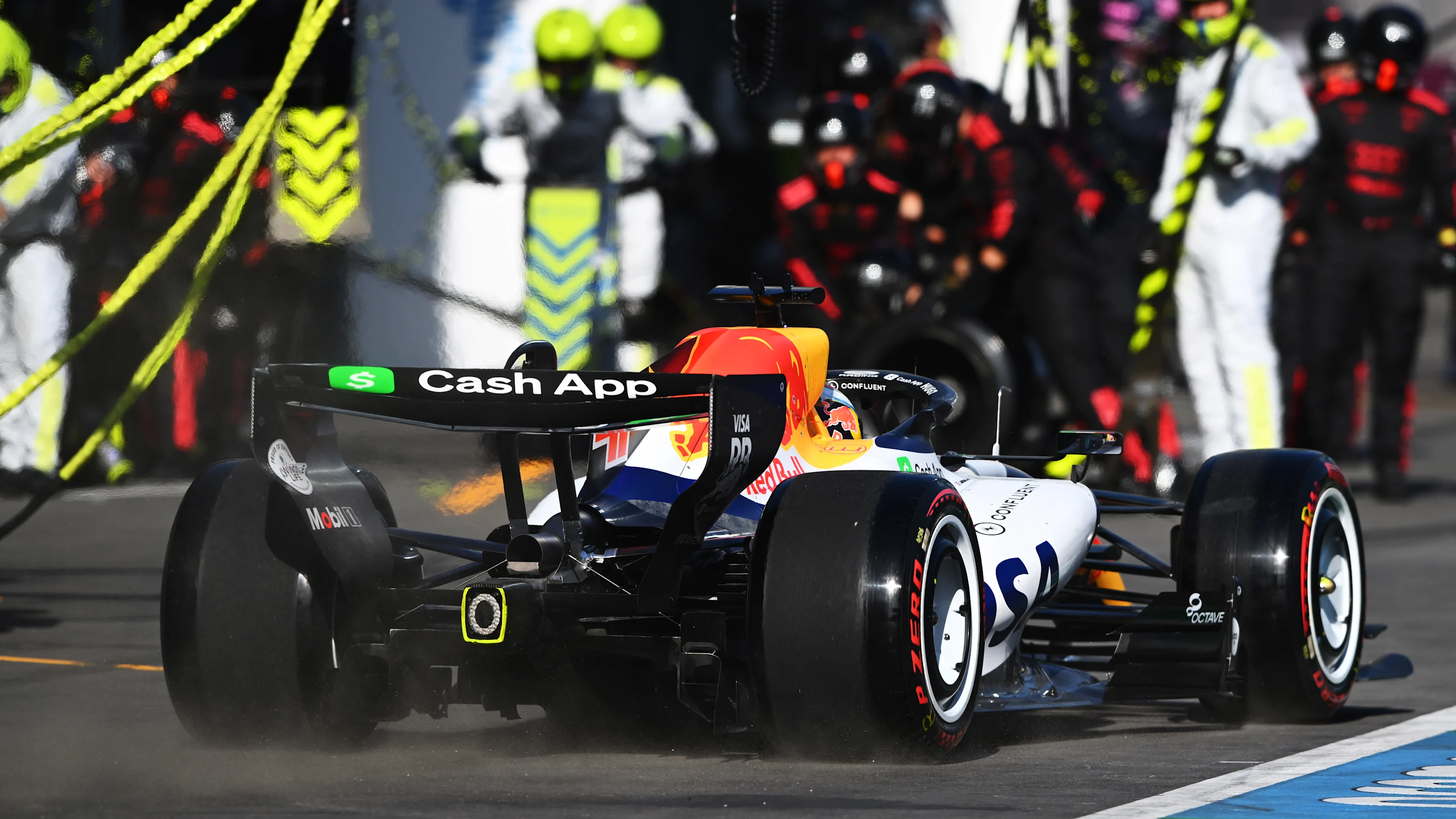 BAKU, AZERBAIJAN - SEPTEMBER 26: Arvid Lindblad of Great Britain driving the (41) Visa Cash App