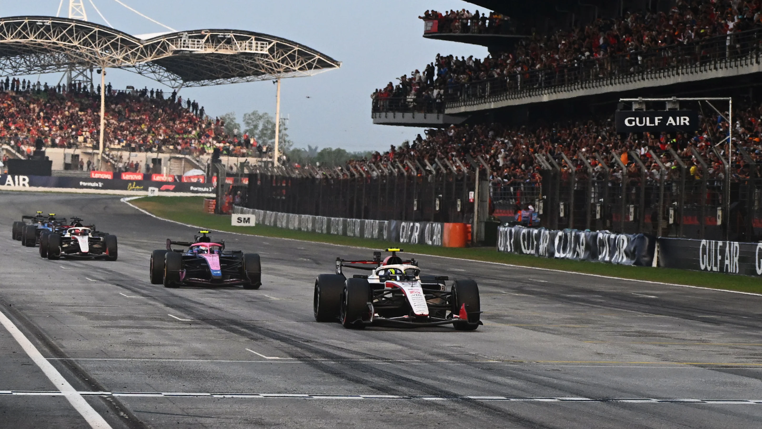 KUALA LUMPUR, MALAYSIA - OCTOBER 04: Oliver Bearman of Great Britain driving the (87) Haas F1 VF-26