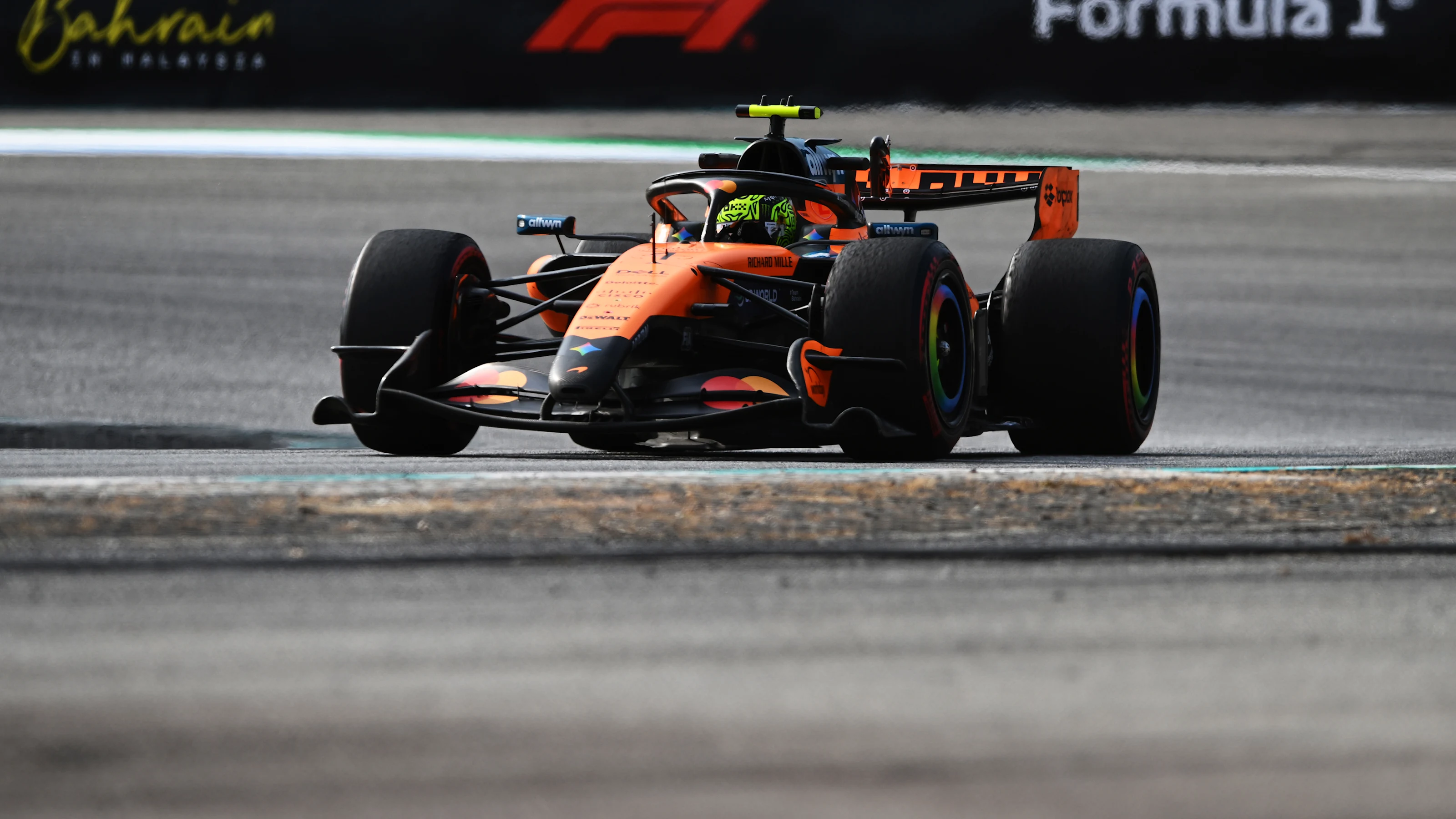 KUALA LUMPUR, MALAYSIA - OCTOBER 02: Lando Norris of Great Britain driving the (1) McLaren MCL40