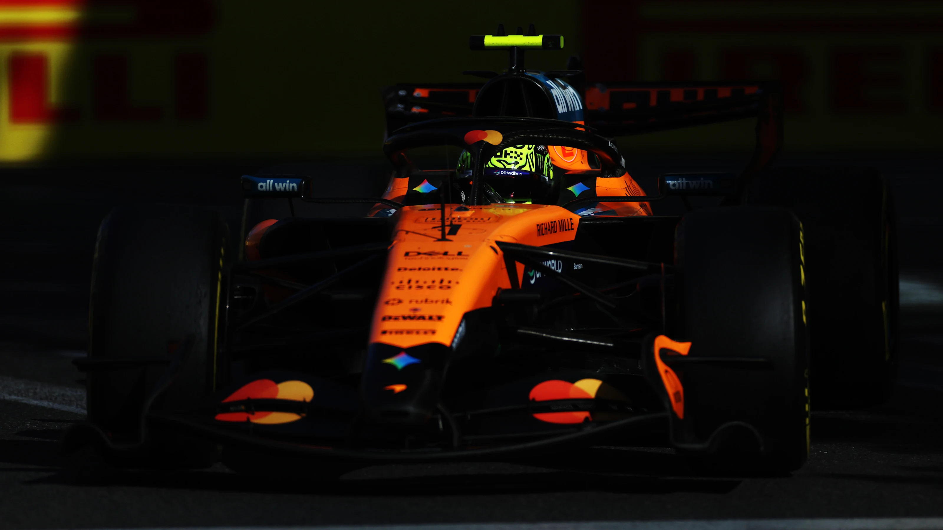 BAKU, AZERBAIJAN - SEPTEMBER 26: Lando Norris of Great Britain driving the (1) McLaren MCL40