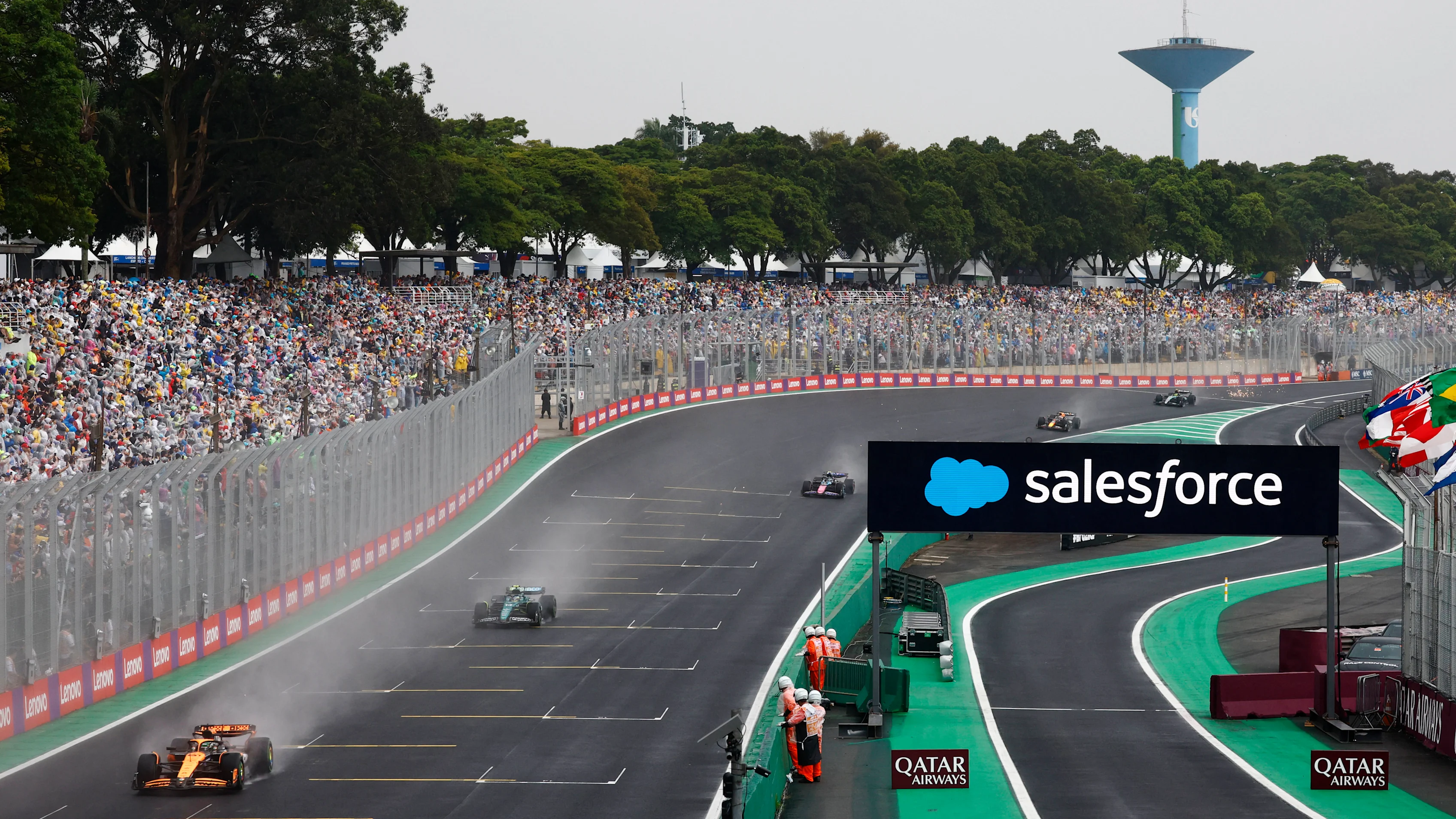 SAO PAULO, BRAZIL - NOVEMBER 03: Oscar Piastri, McLaren MCL38, leads Fernando Alonso, Aston Martin