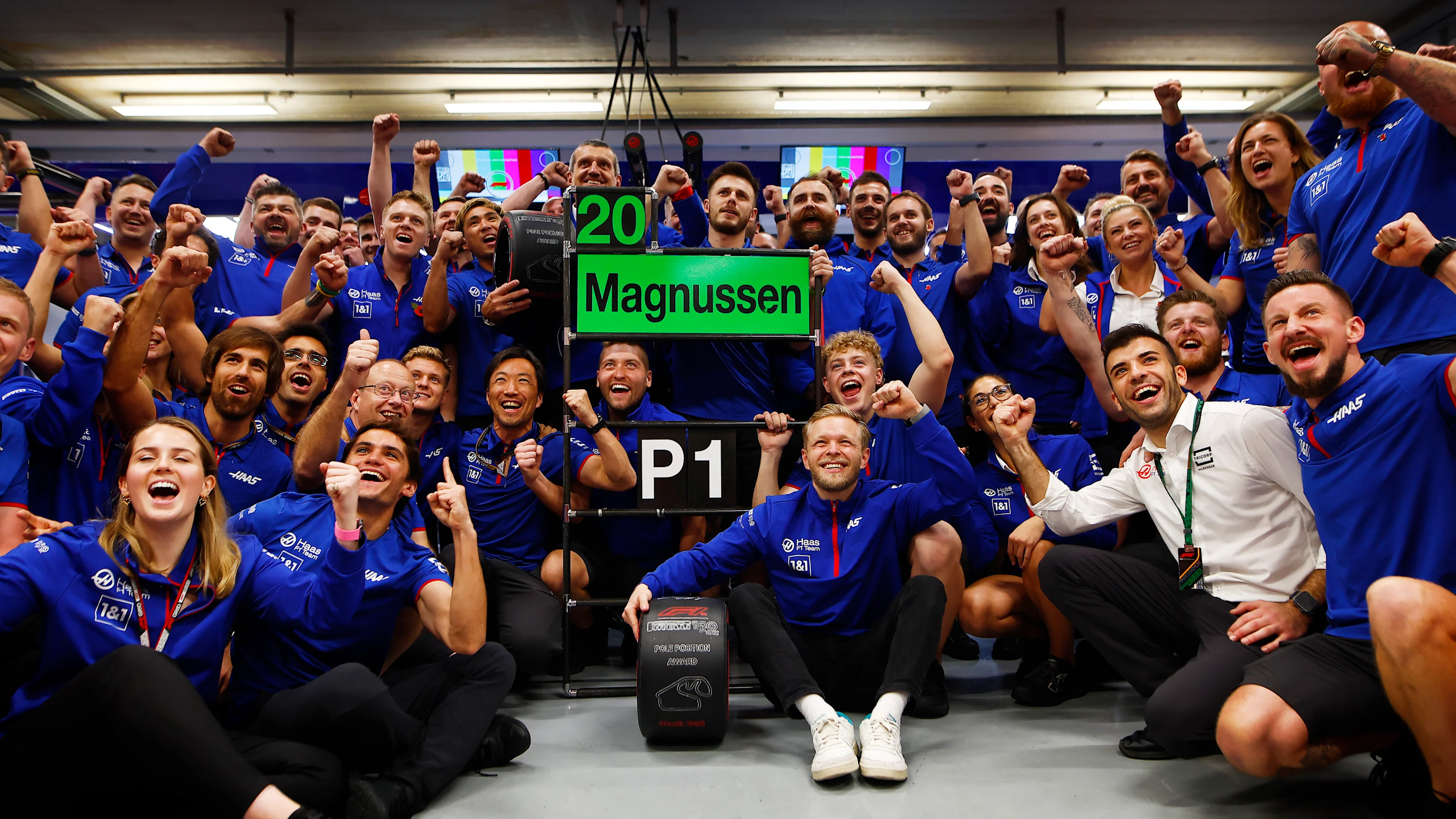 AUTóDROMO JOSé CARLOS PACE, BRAZIL - NOVEMBER 11: Kevin Magnussen, Haas F1 Team, and the Haas F1