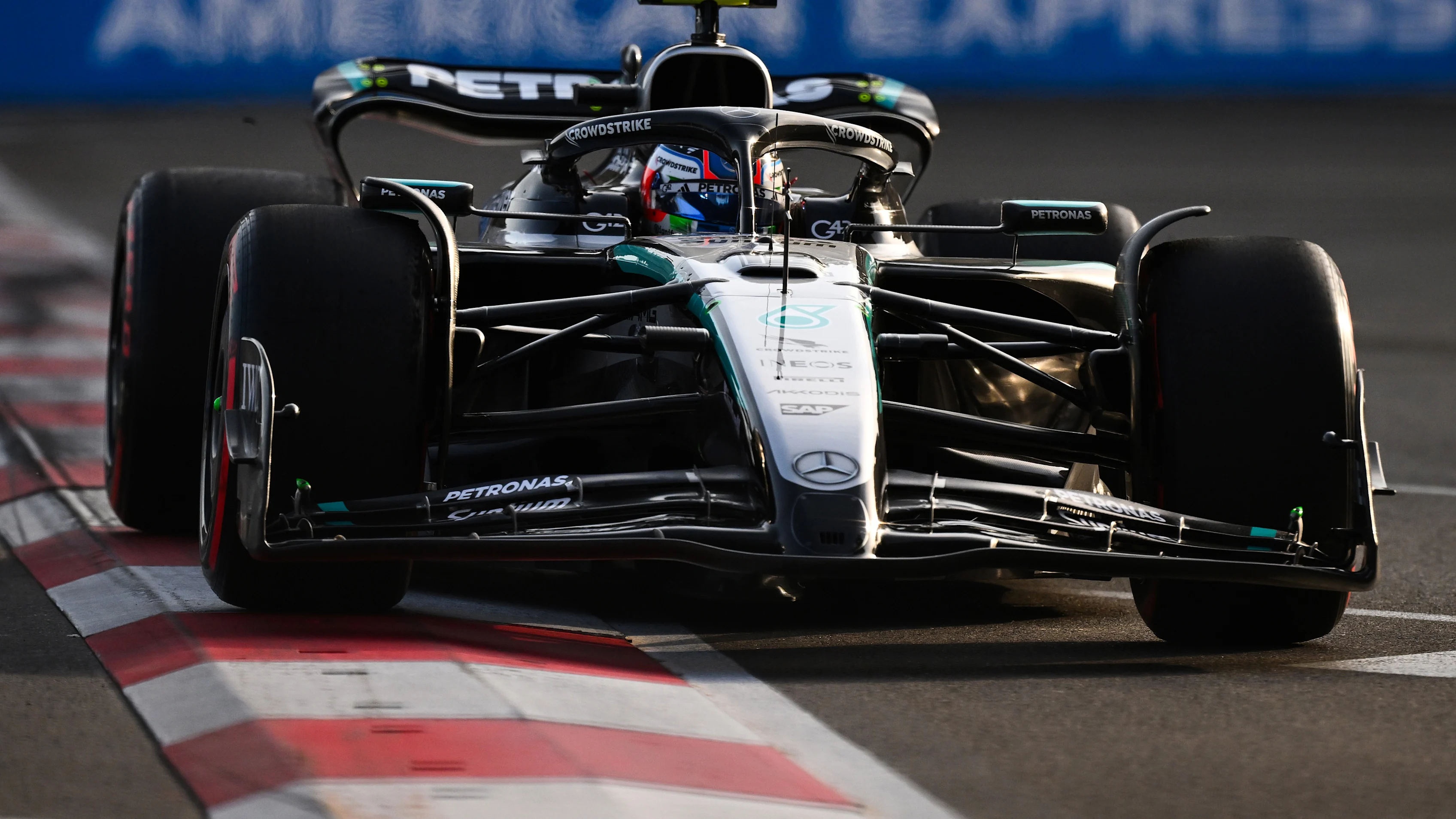 Análise dos treinos em Baku: Ferrari surpreende, McLaren erra e Red Bull aparece na briga