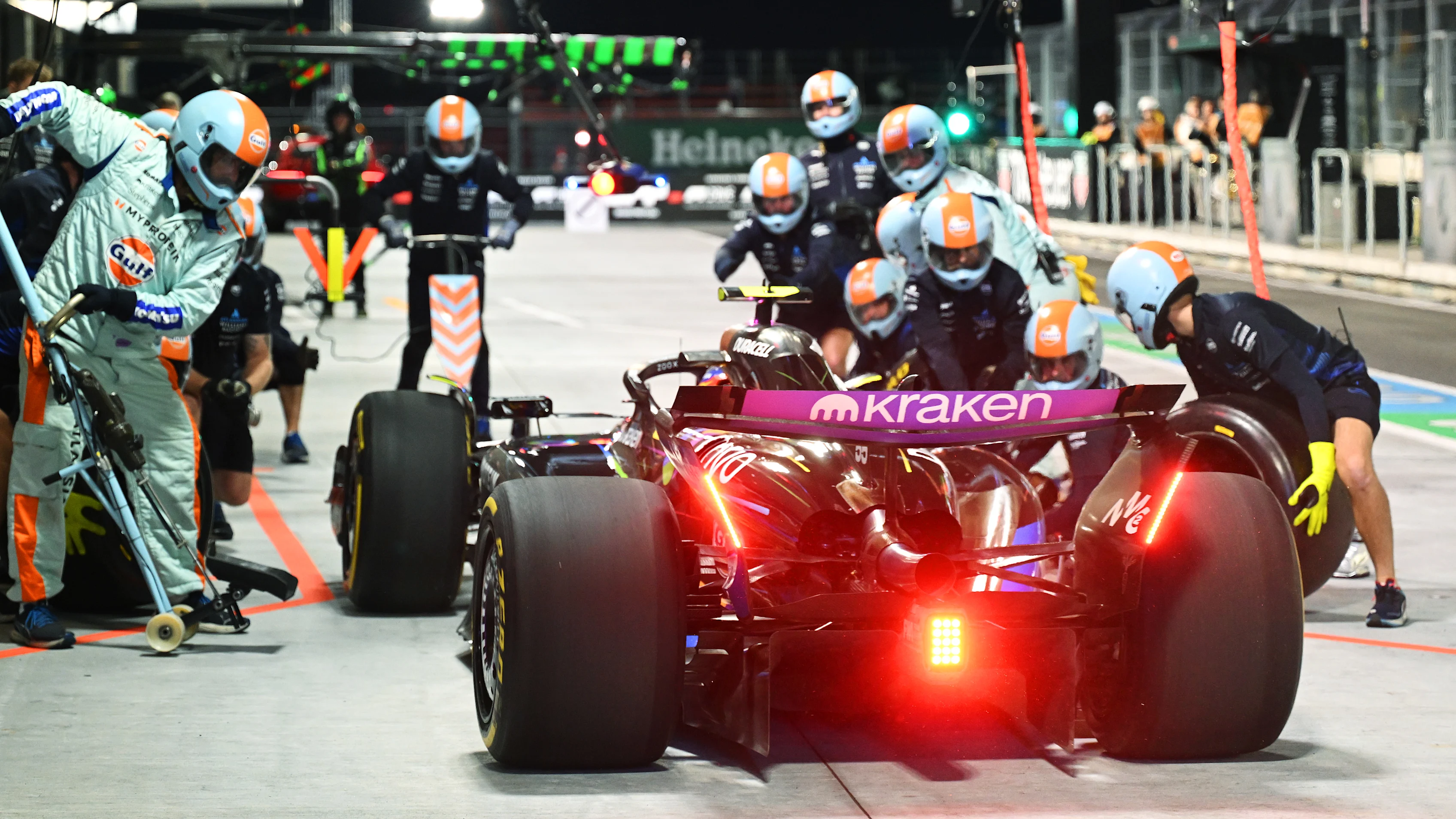 LAS VEGAS, NEVADA - NOVEMBER 20: Carlos Sainz of Spain driving the (55) Williams FW47 Mercedes in