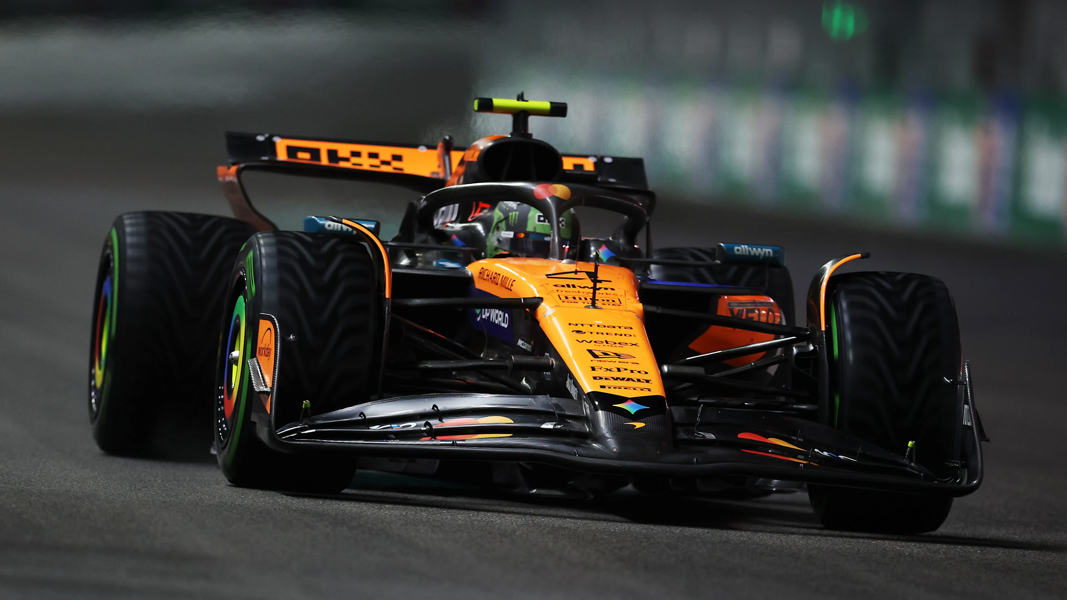 LAS VEGAS, NEVADA - NOVEMBER 21: Lando Norris of Great Britain driving the (4) McLaren MCL39
