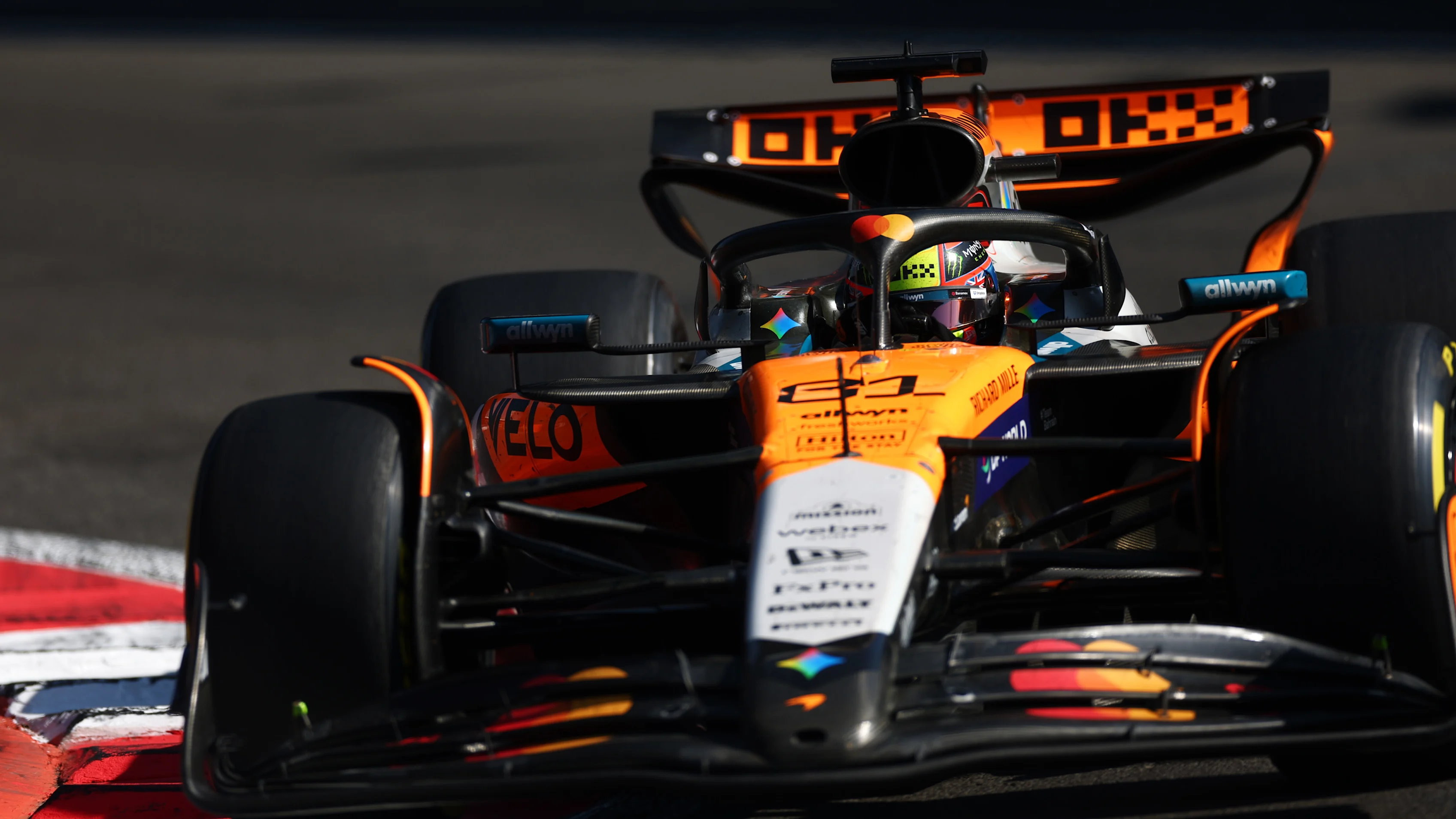 MEXICO CITY, MEXICO - OCTOBER 26: Oscar Piastri of Australia driving the (81) McLaren MCL39