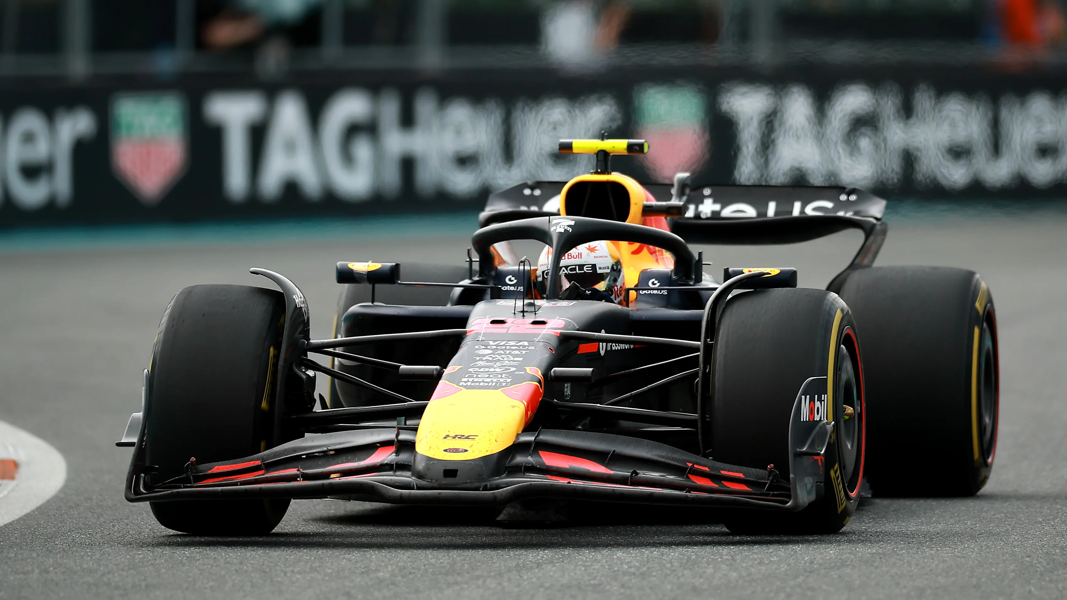 MIAMI, FLORIDA - MAY 04: Yuki Tsunoda of Japan driving the (22) Oracle Red Bull Racing RB21 on