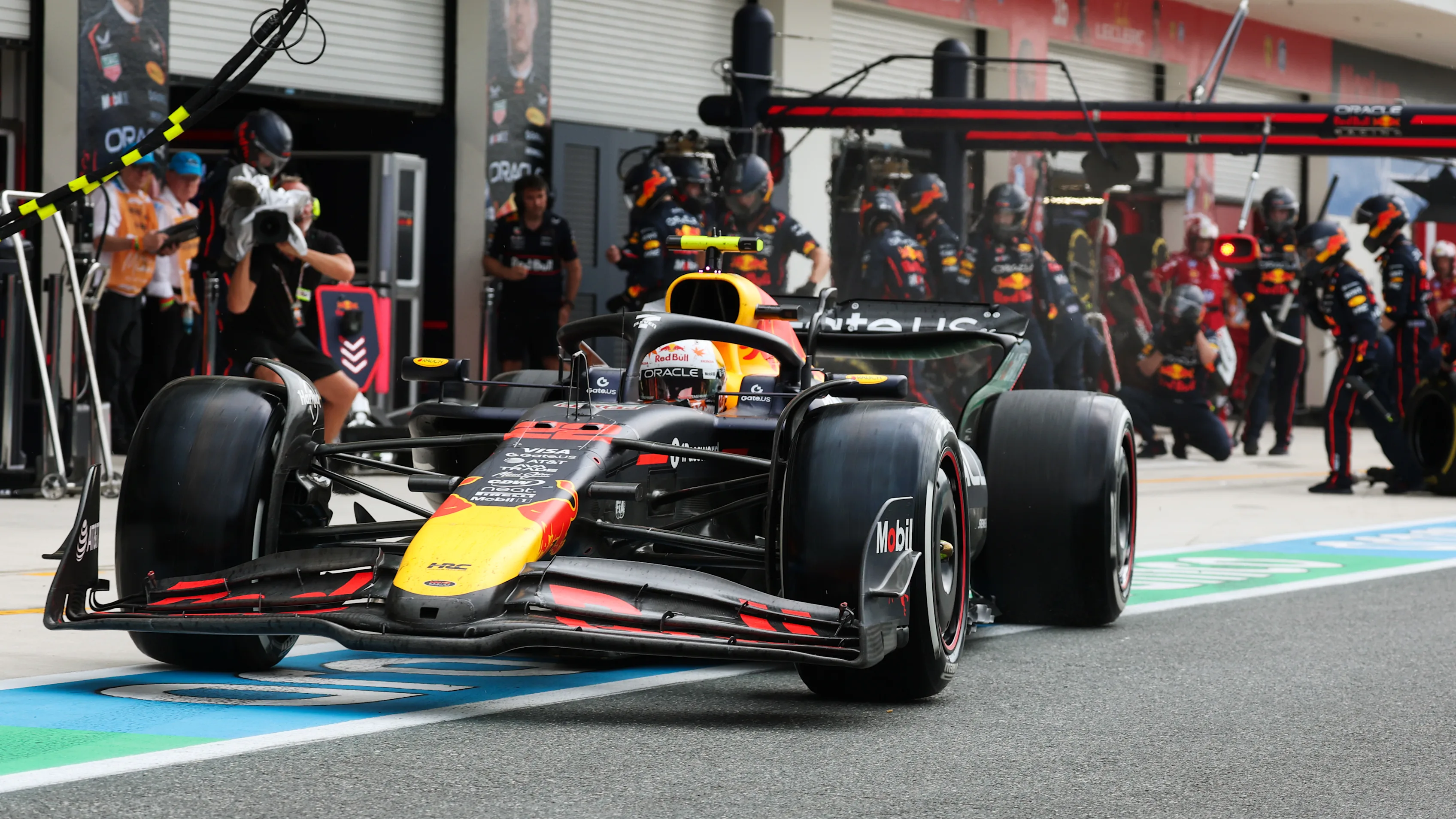MIAMI, FLORIDA - MAY 04: Yuki Tsunoda of Japan driving the (22) Oracle Red Bull Racing RB21 makes a