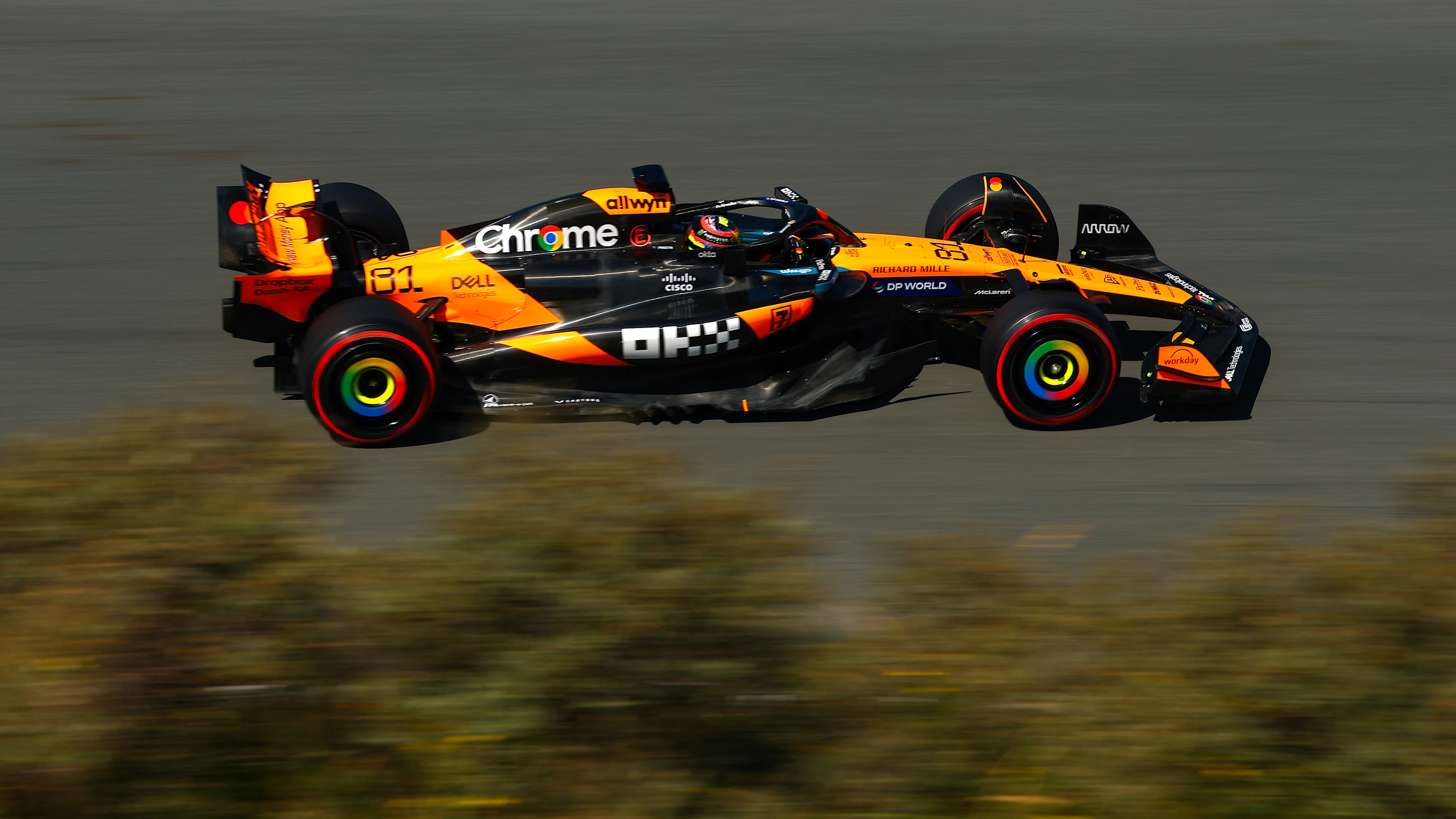 ZANDVOORT, PAÍSES BAJOS - 30 DE AGOSTO: Oscar Piastri de Australia conduciendo el (81) McLaren MCL39