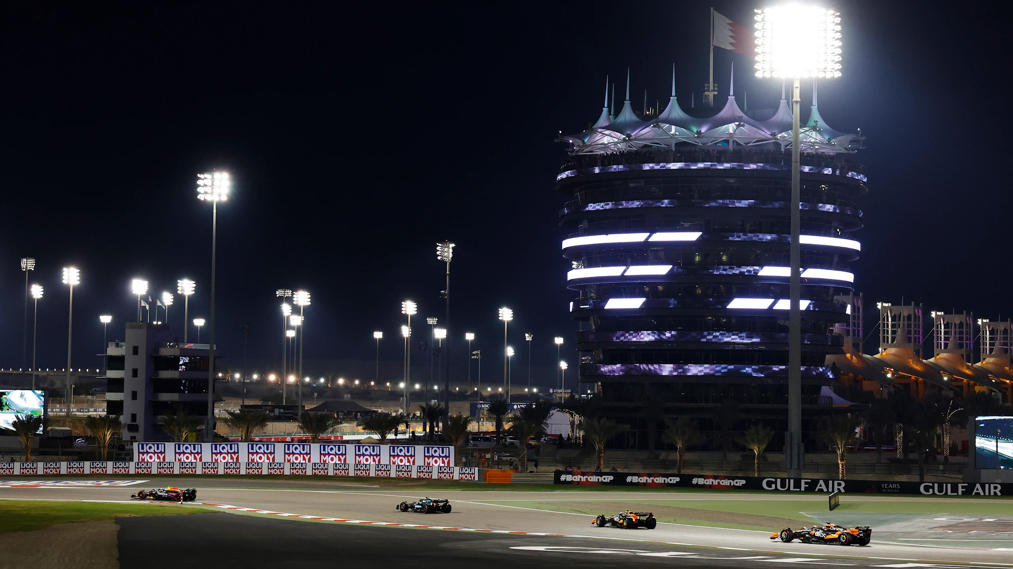 BAHRAIN INTERNATIONAL CIRCUIT, BAHRAIN - MARCH 02: Sergio Perez, Red Bull Racing RB20 leads