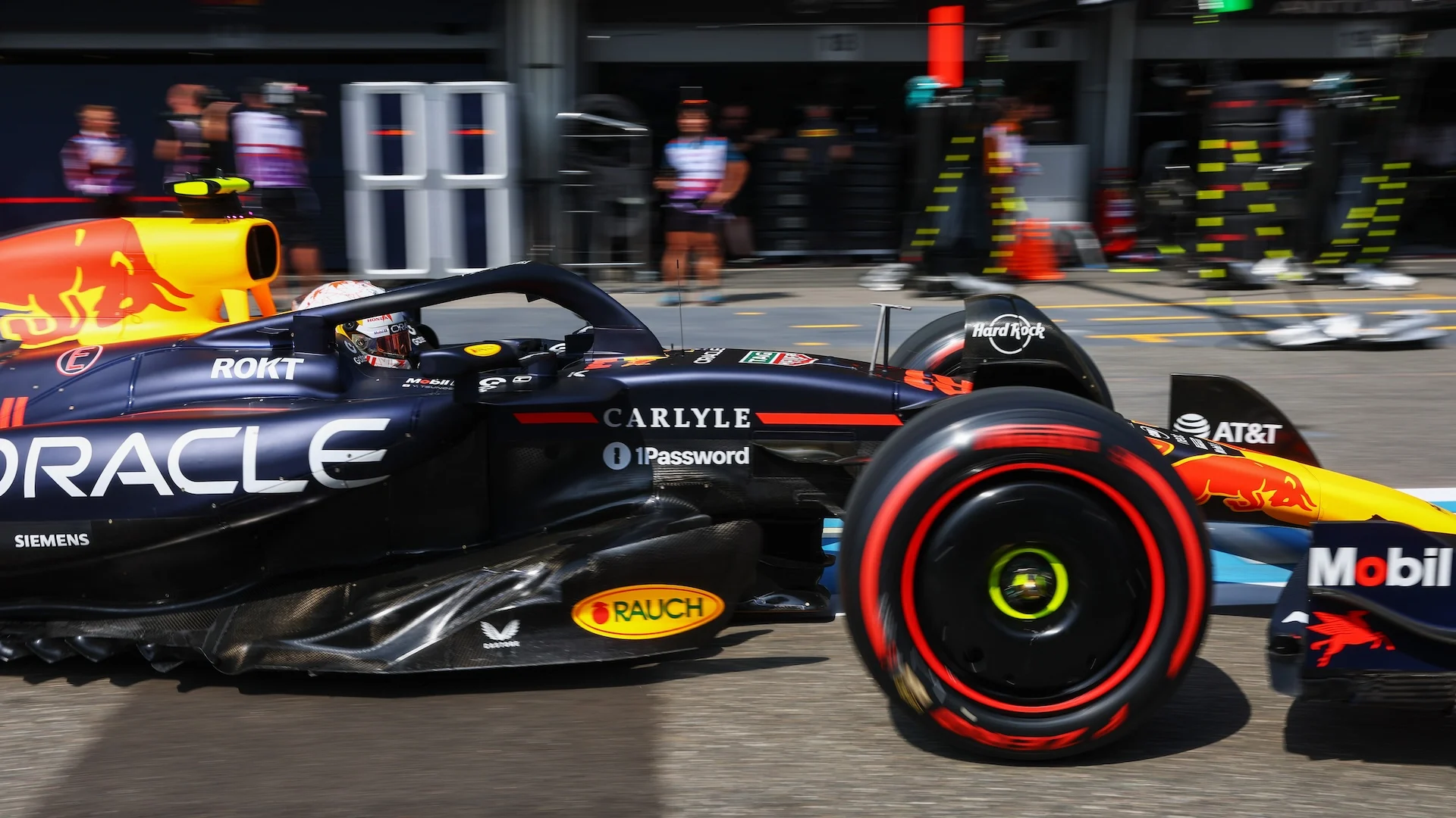 BAKU, AZERBAIJAN - SEPTEMBER 19: The Williams pit crew in the Pitlane during practice ahead of the