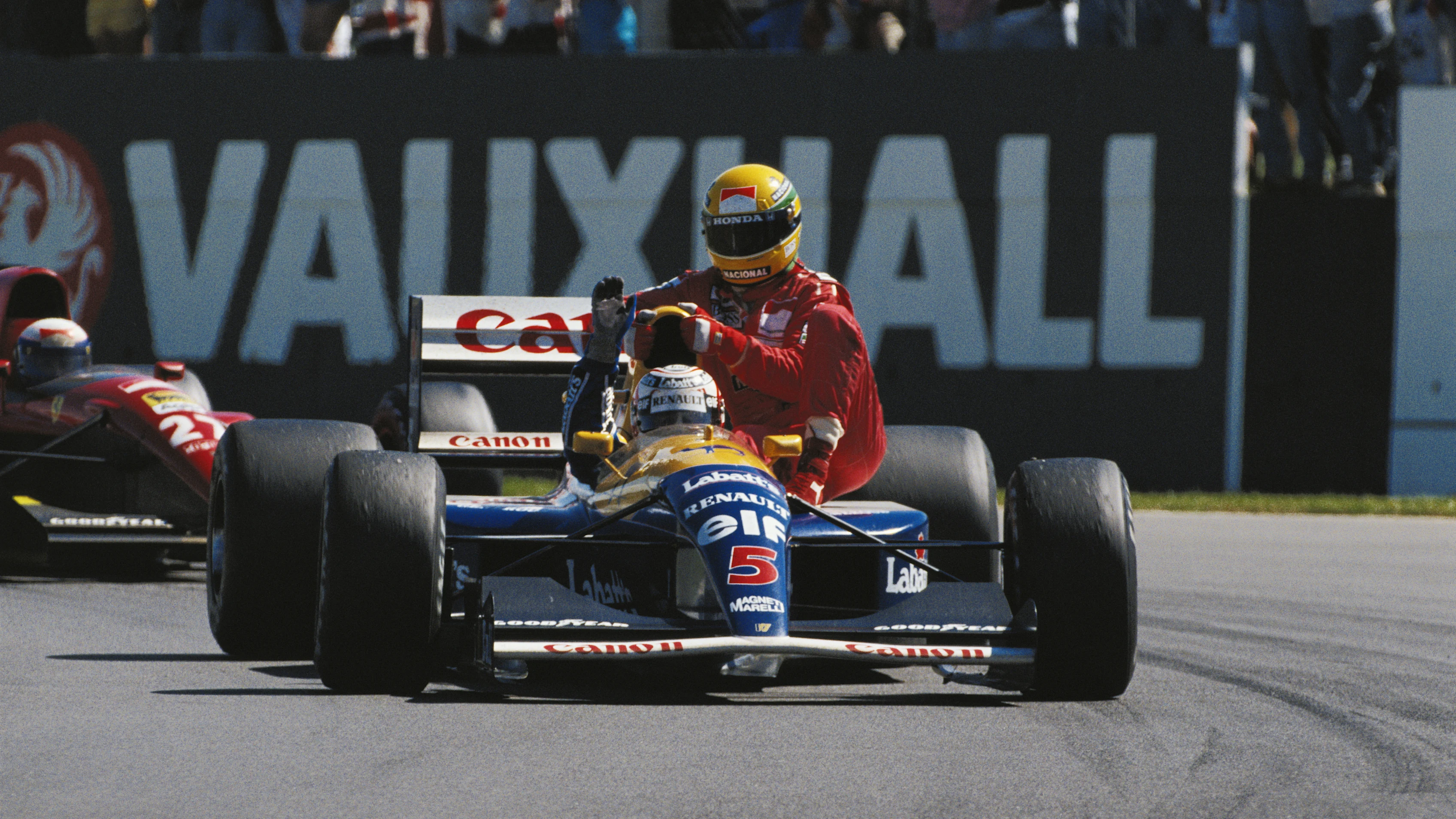 1991:  Williams Renault driver Nigel Mansell of Great Britain gives McLaren Honda driver Ayrton