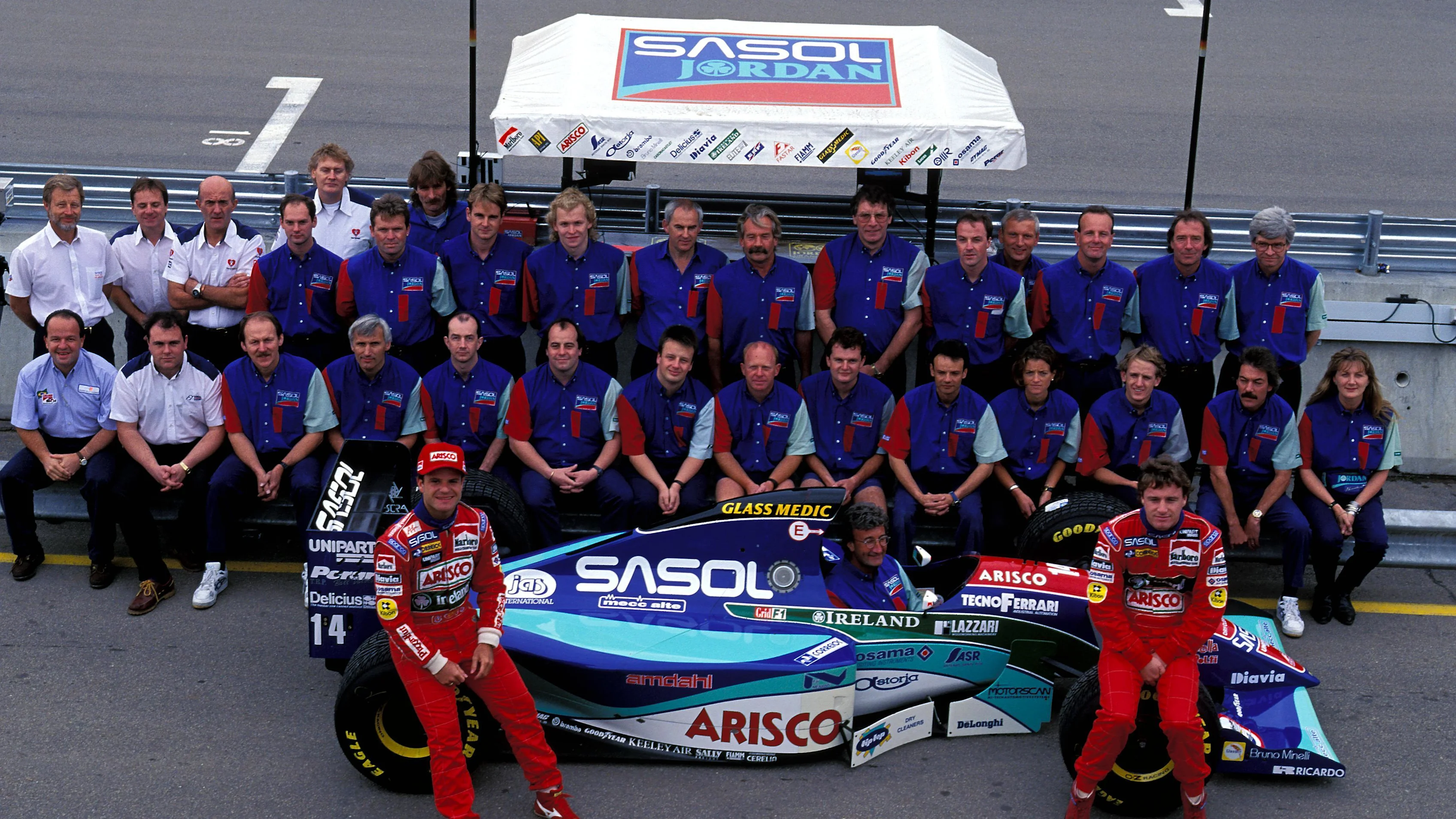 Rubens Barrichello (BRA) Jordan and Eddie Irvine (GBR) Jordan pose with the rest of the Jordan Team