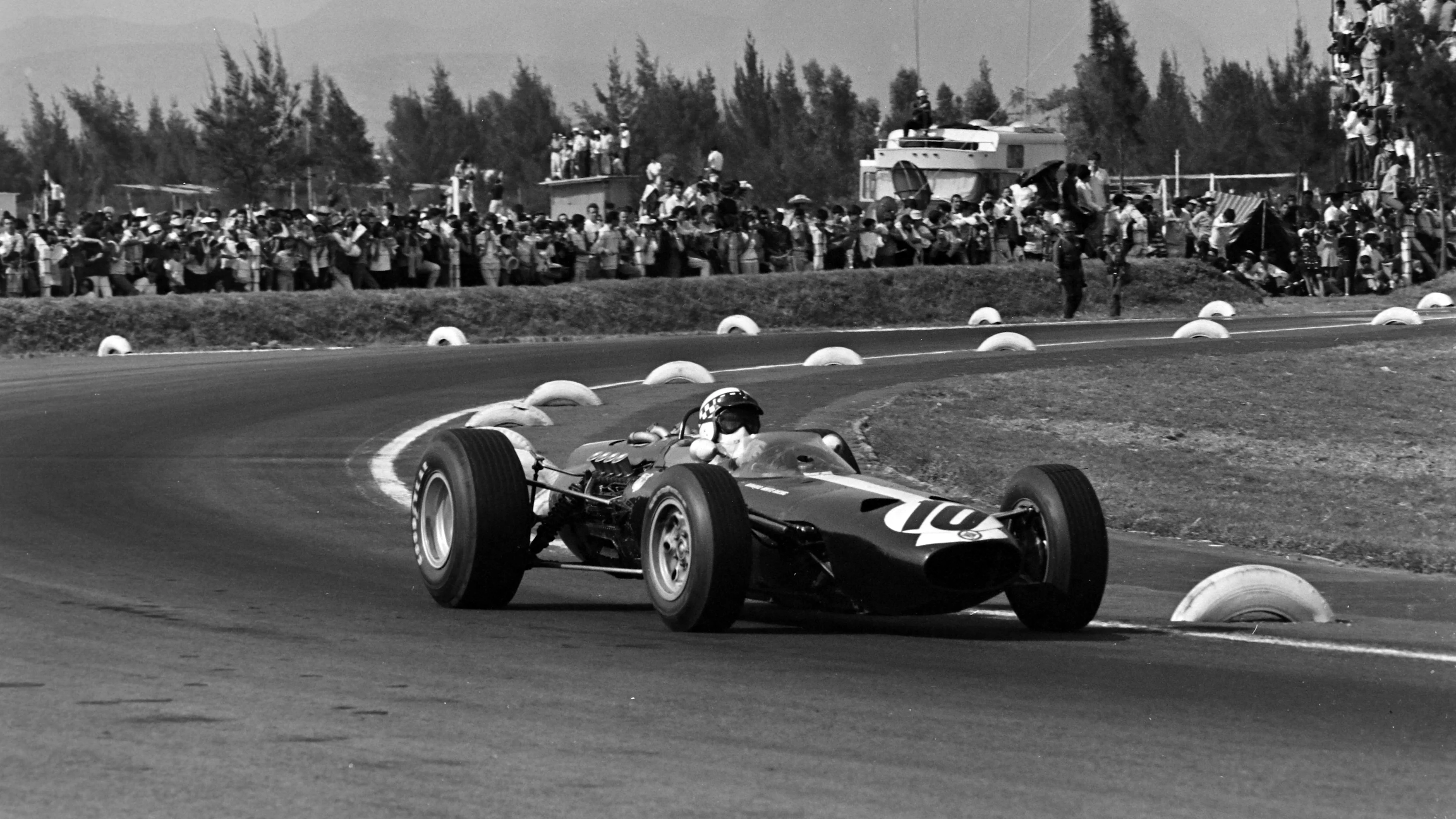 AUTODROMO HERMANOS RODRIGUEZ, MEXICO - OCTOBER 23: Innes Ireland, BRM P261 during the Mexican GP at