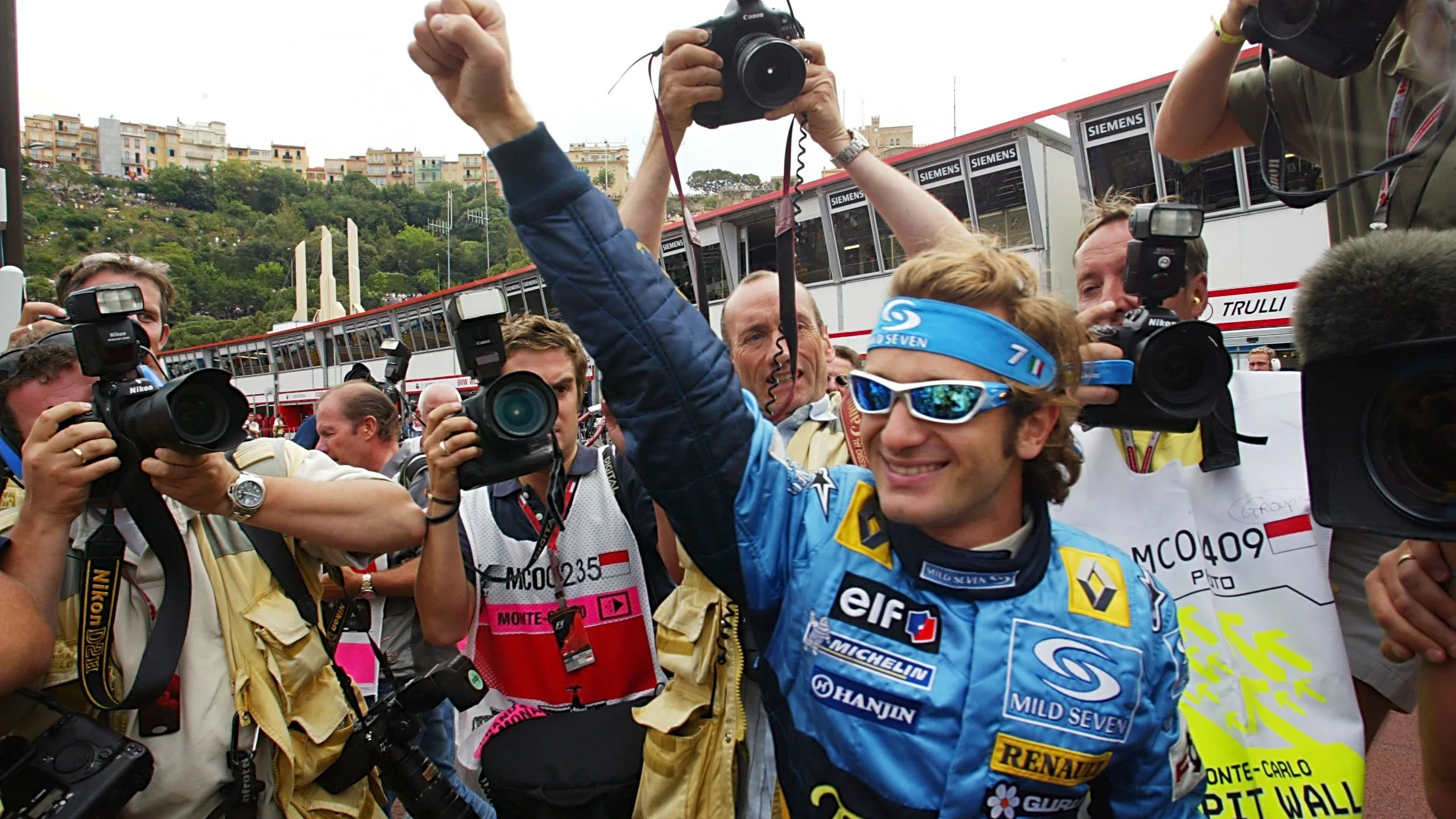 Jarno Trulli (ITA) Renault celebrates his first F1 pole position. Formula One World Championship,