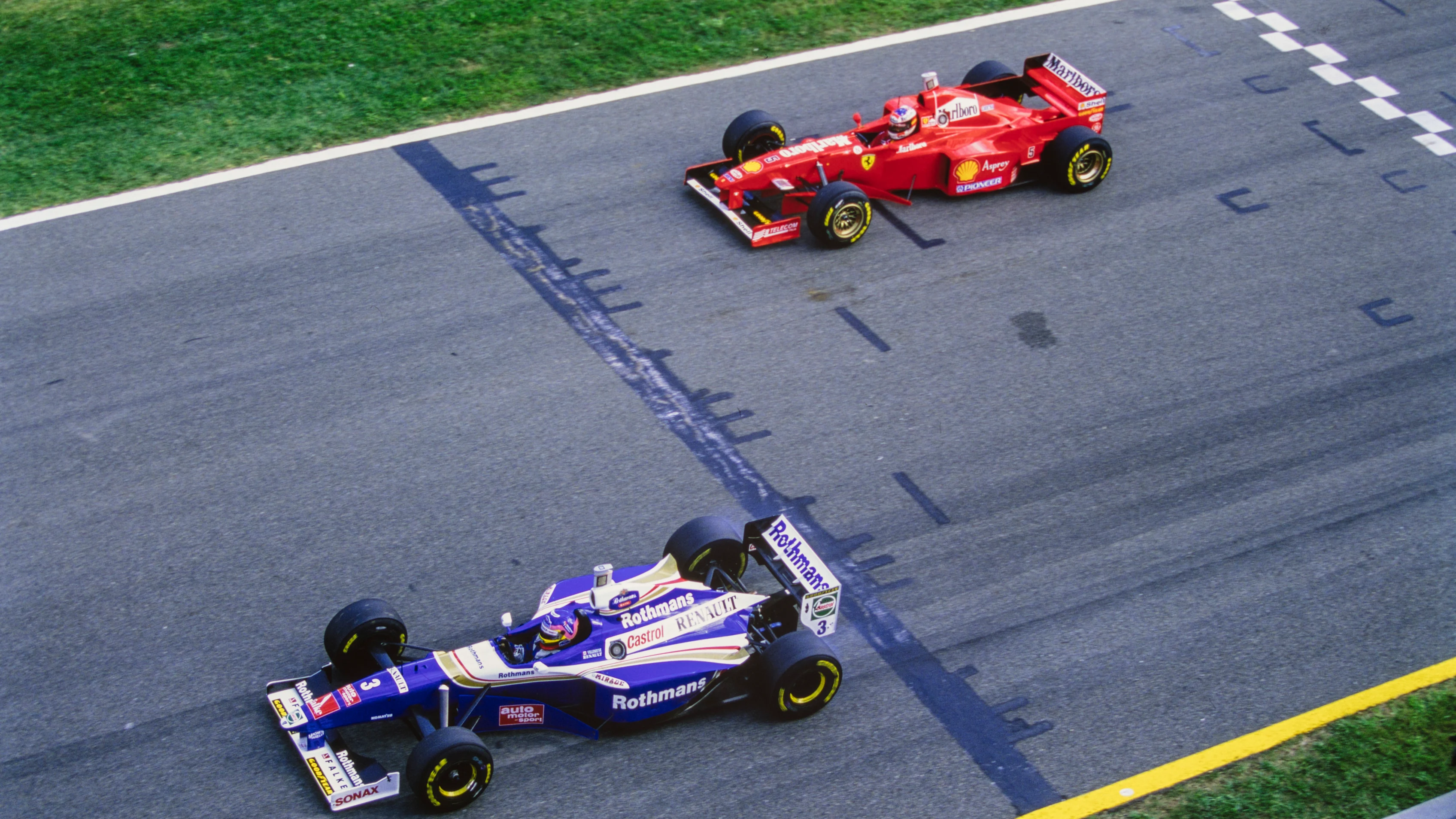 CIRCUITO DE JEREZ, SPAIN - OCTOBER 26: Jacques Villeneuve, Williams FW19 Renault, battles with