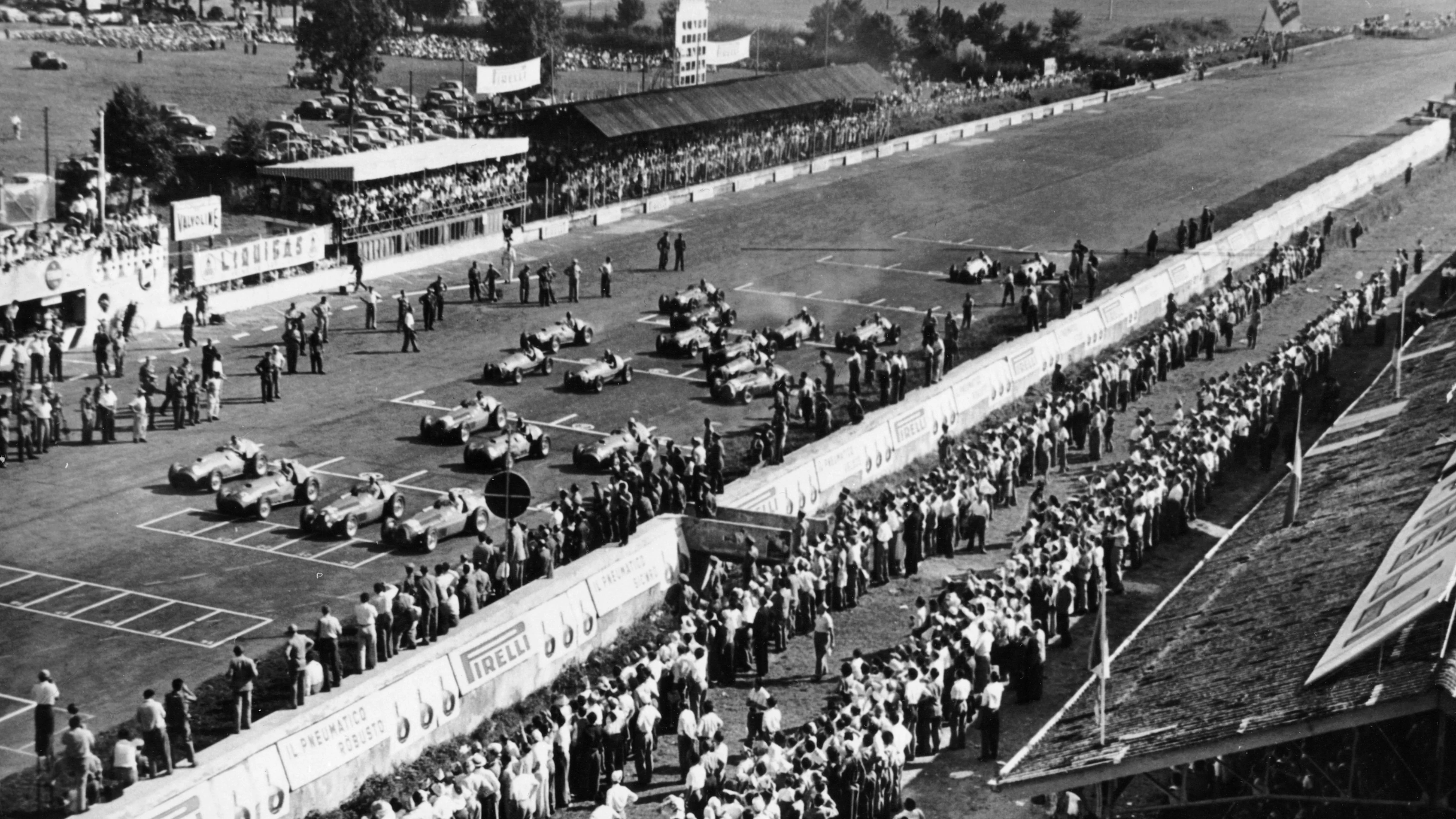 Start of the Italian Grand Prix, Monza, early 1950s. (Photo by National Motor Museum/Heritage