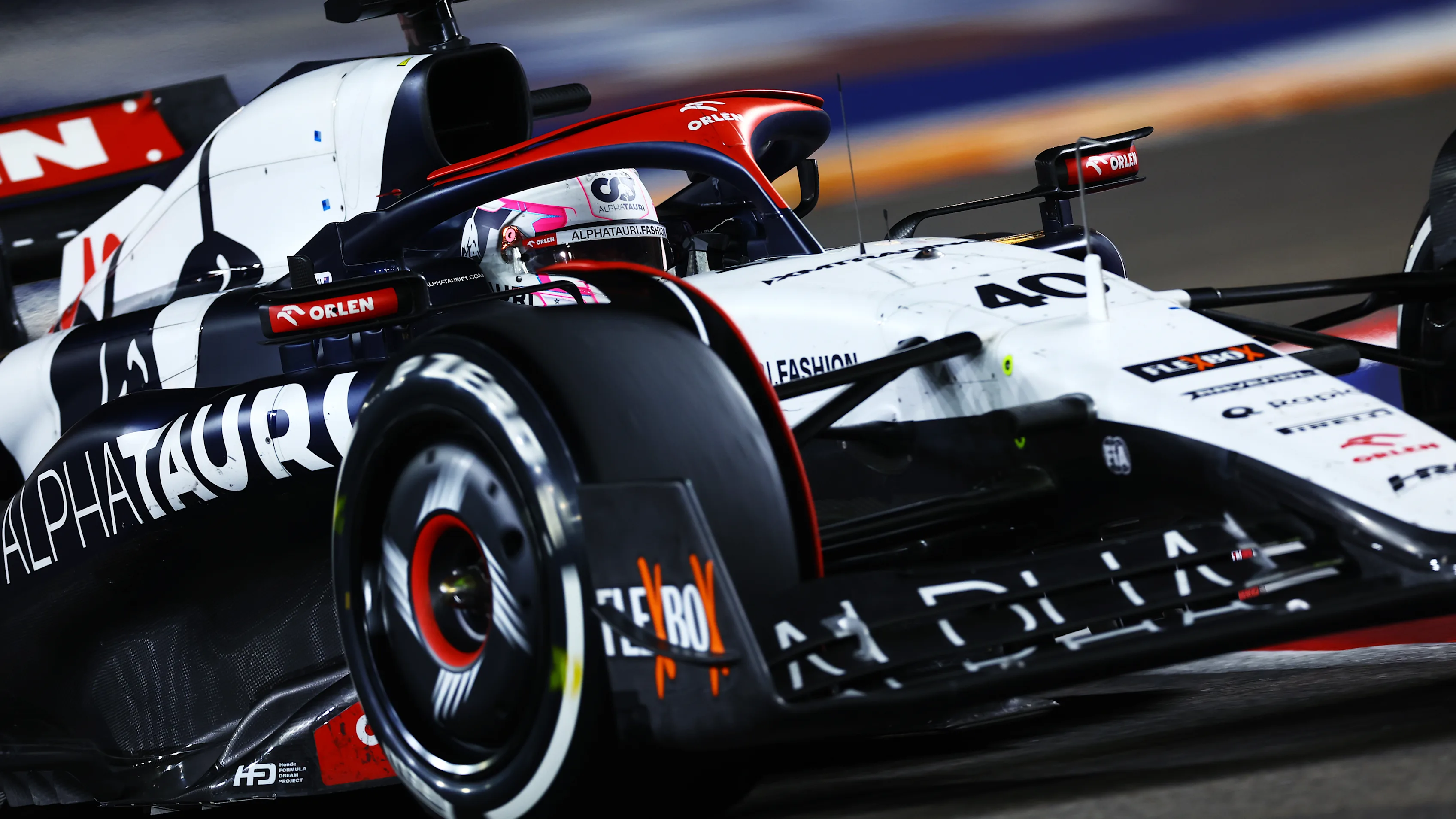 SINGAPORE, SINGAPORE - SEPTEMBER 17: Liam Lawson of New Zealand driving the (40) Scuderia