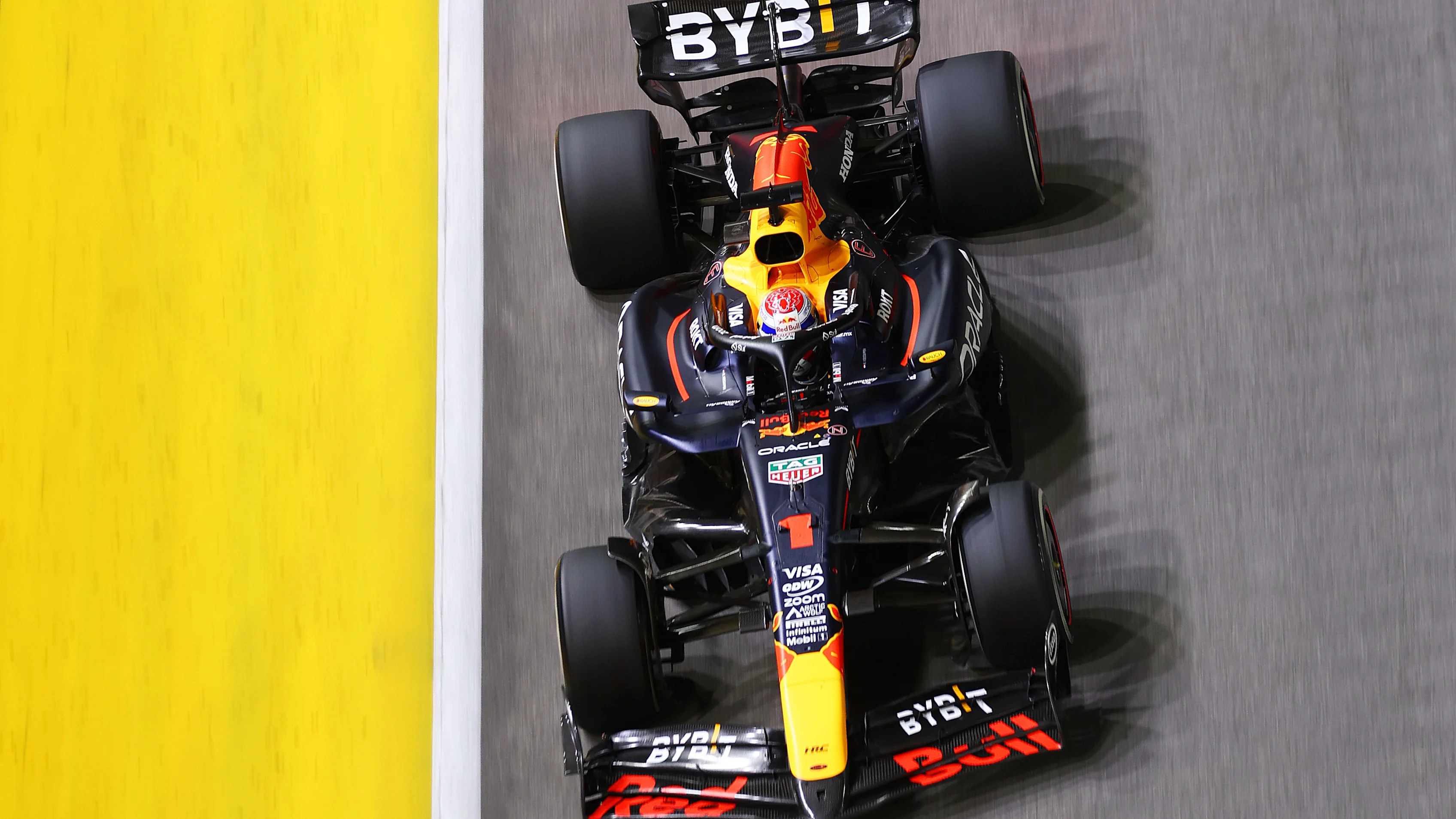 SINGAPORE, SINGAPORE - SEPTEMBER 22: Max Verstappen of the Netherlands driving the (1) Oracle Red