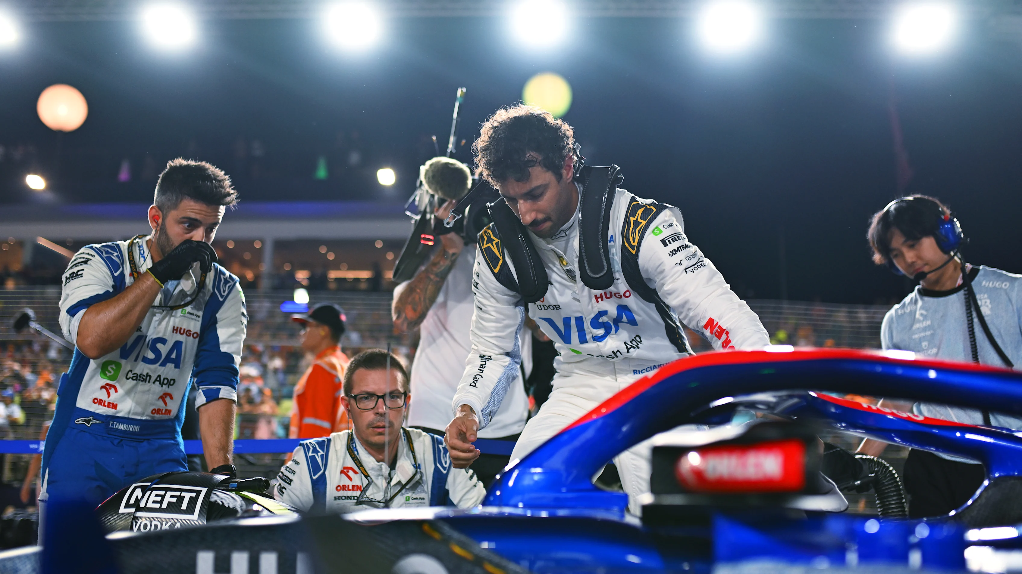 SINGAPORE, SINGAPORE - SEPTEMBER 22: Daniel Ricciardo of Australia and Visa Cash App RB on the grid