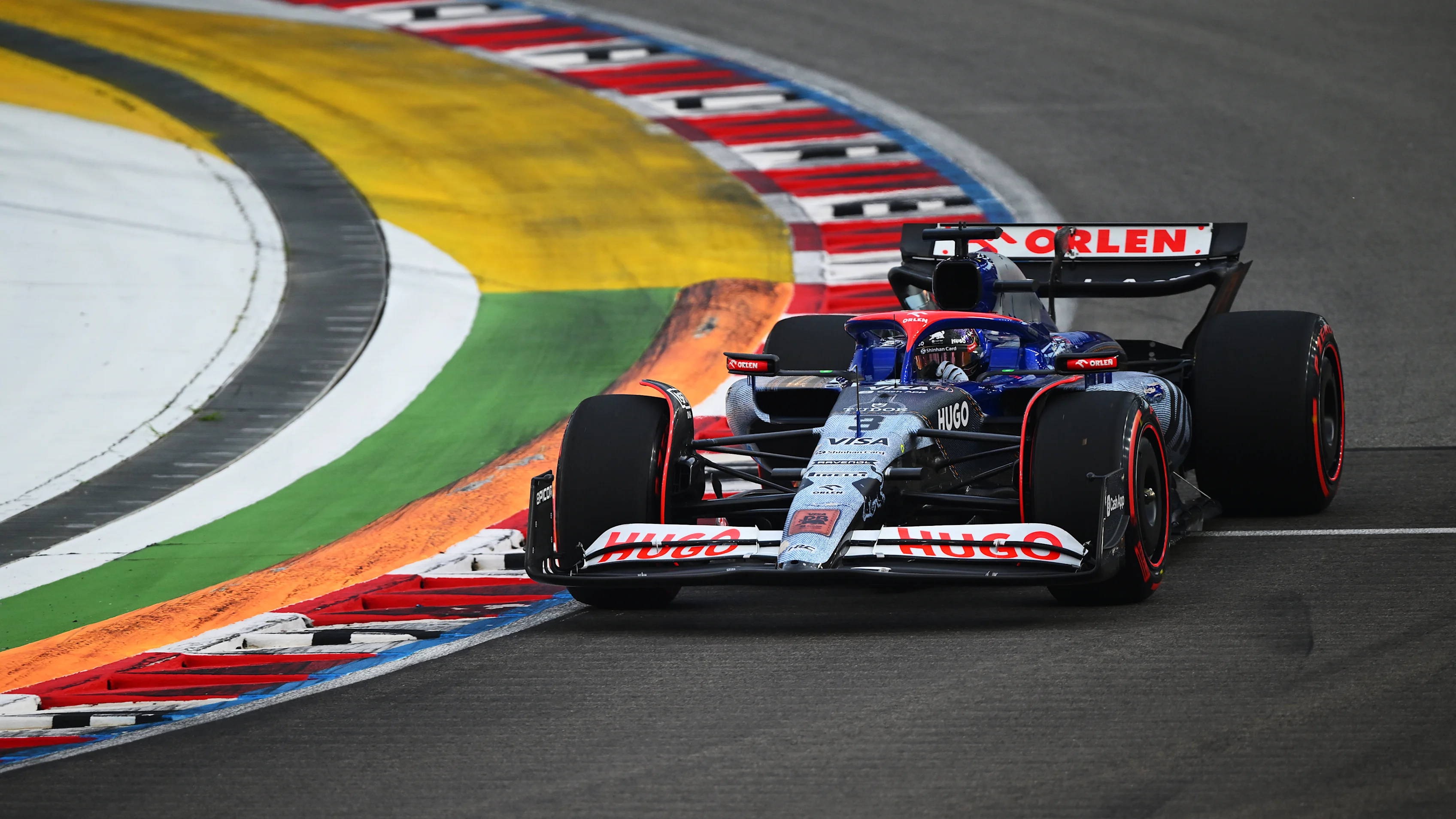 SINGAPORE, SINGAPORE - SEPTEMBER 20: Yuki Tsunoda of Japan driving the (22) Visa Cash App RB VCARB