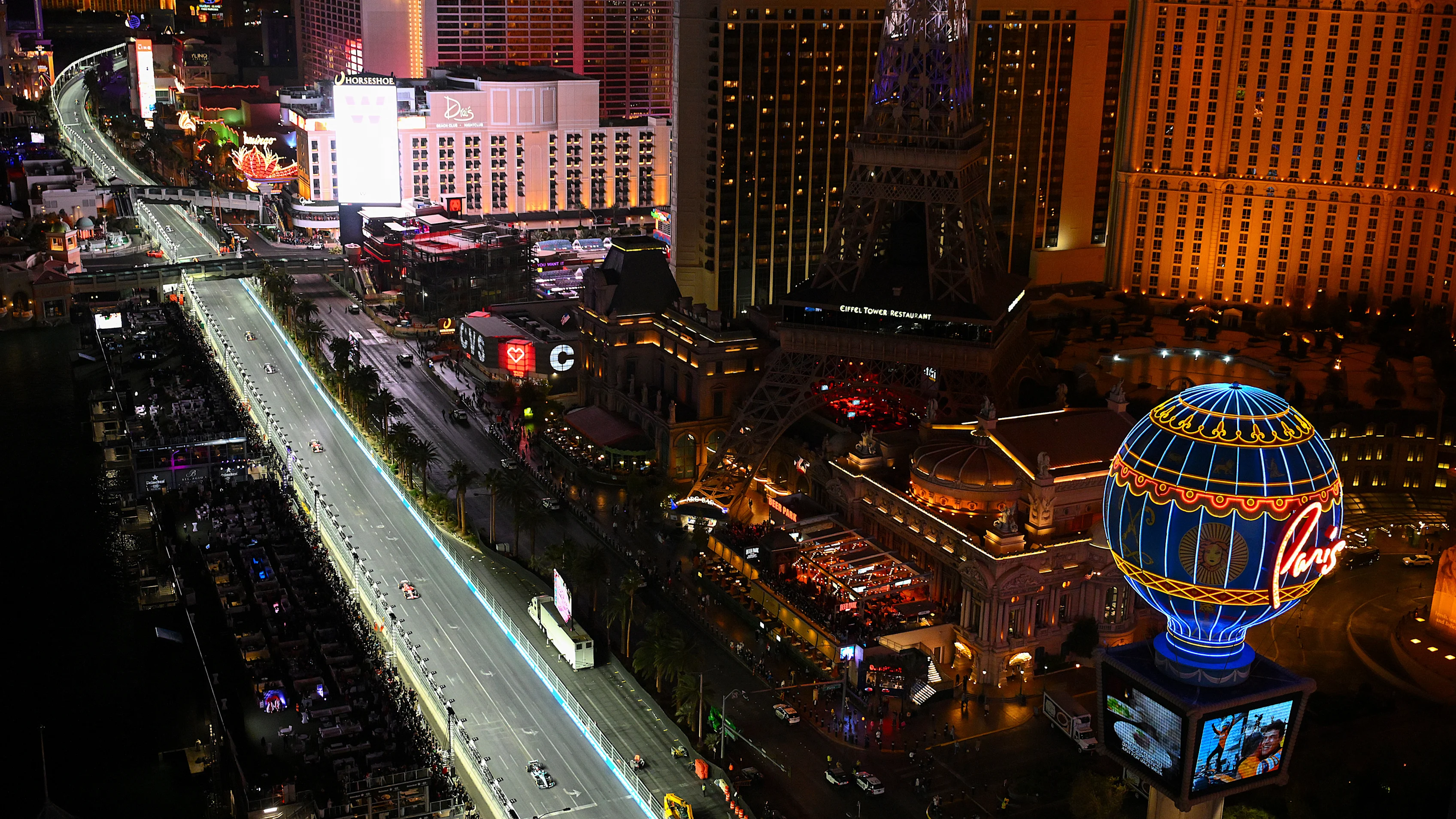 LAS VEGAS, NEVADA - NOVEMBER 23: George Russell of Great Britain driving the (63) Mercedes AMG