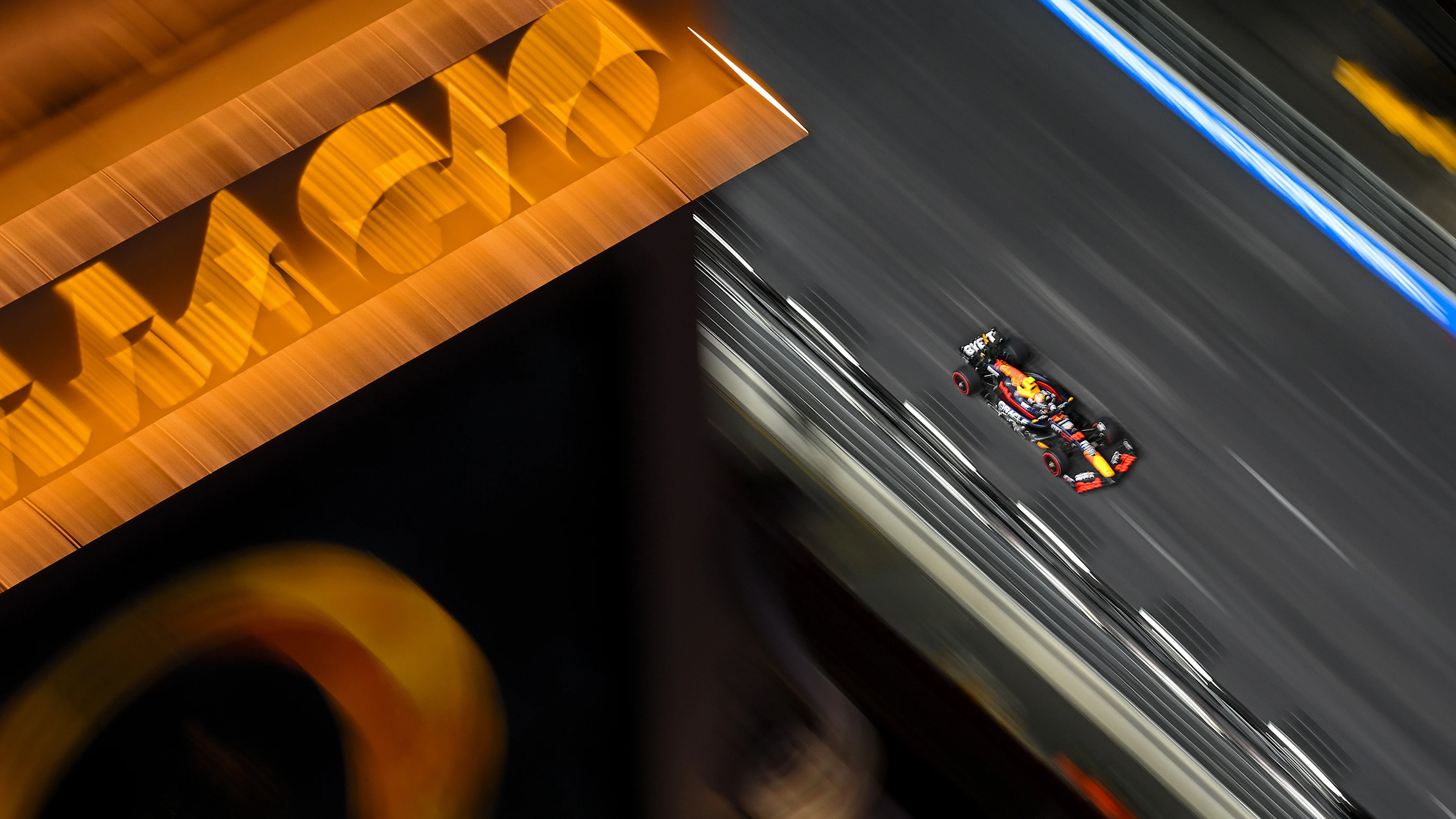 LAS VEGAS, NEVADA - NOVEMBER 21: Sergio Perez of Mexico driving the (11) Oracle Red Bull Racing