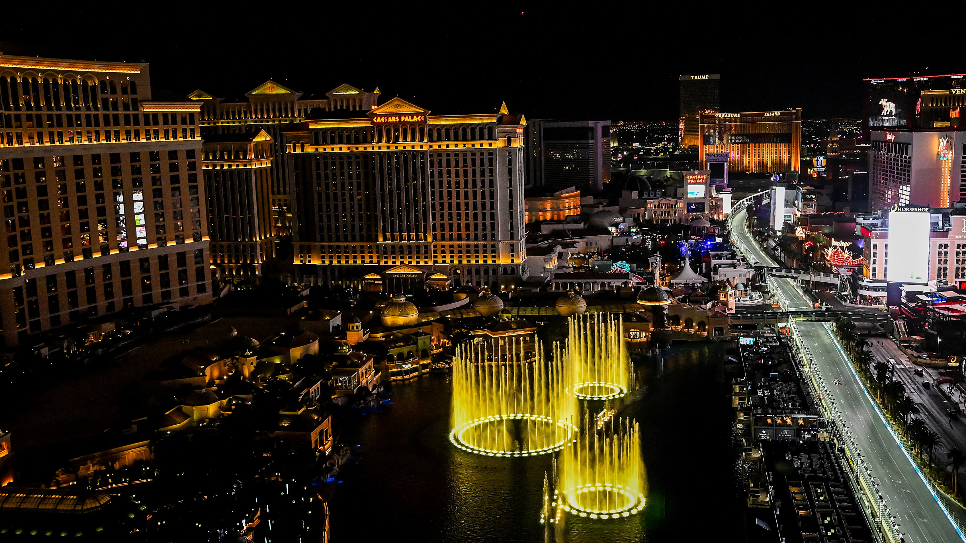 LAS VEGAS, NEVADA - NOVEMBER 21: Oscar Piastri of Australia driving the (81) McLaren MCL38 Mercedes