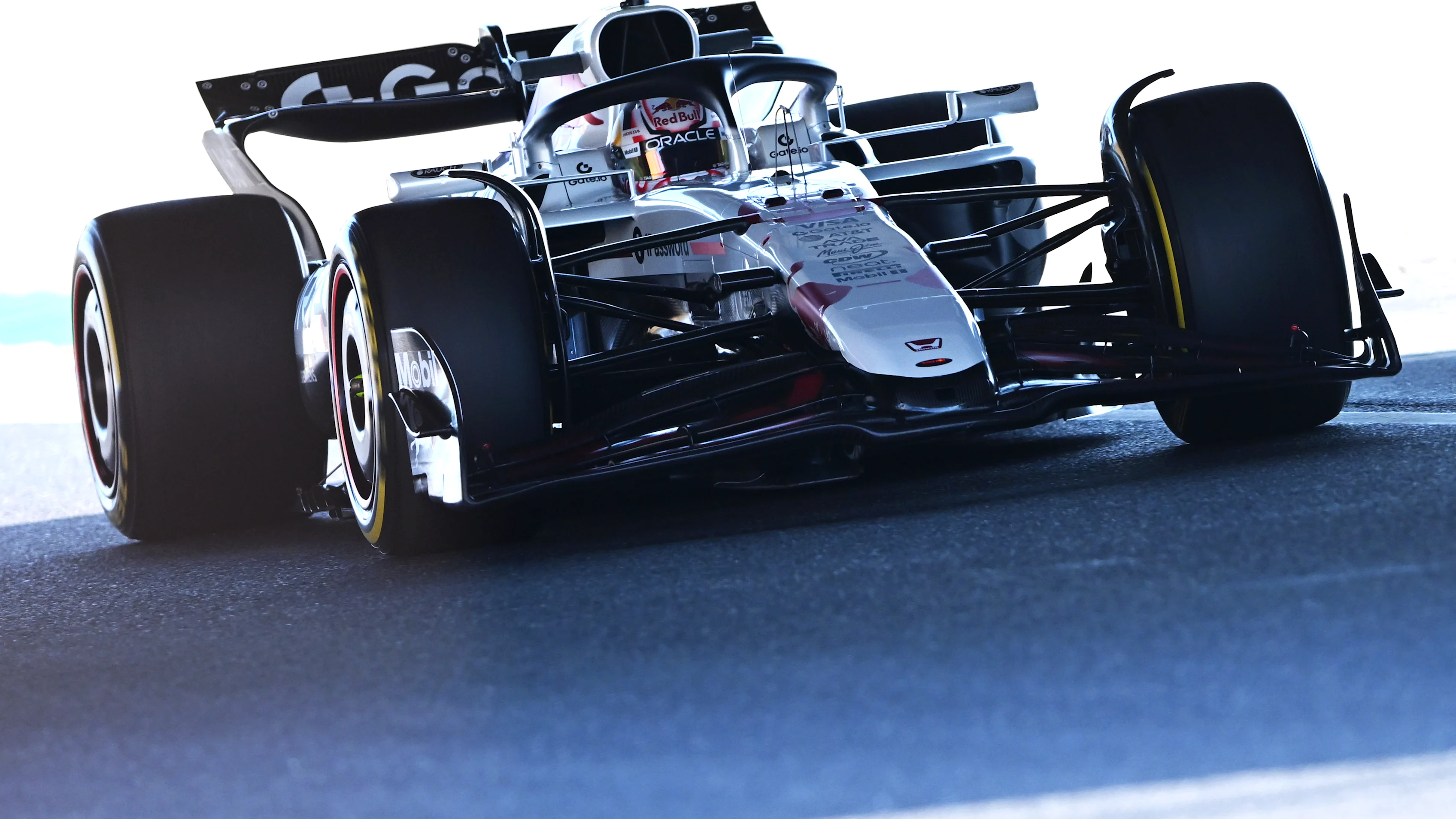 SUZUKA, JAPAN - APRIL 04: Yuki Tsunoda of Japan driving the (22) Oracle Red Bull Racing RB21 on
