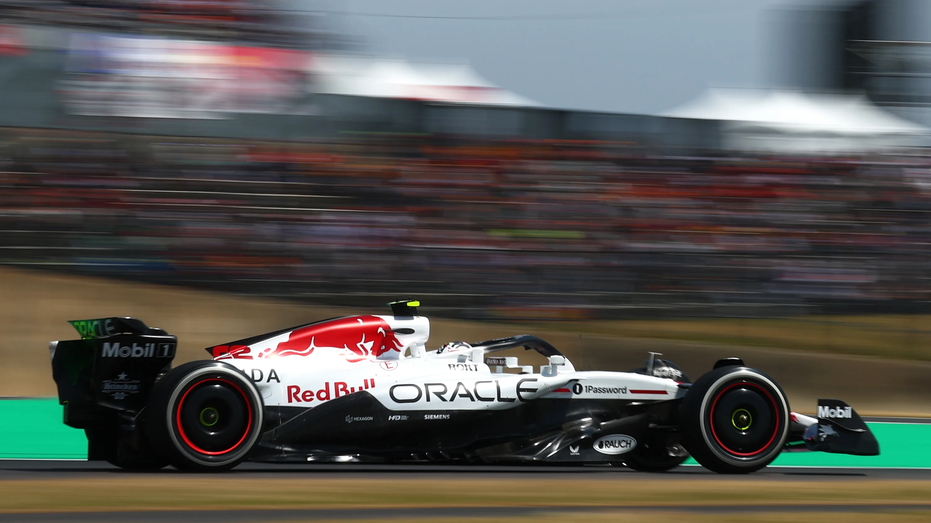 SUZUKA, JAPAN - APRIL 05: Yuki Tsunoda of Japan driving the (22) Oracle Red Bull Racing RB21 on
