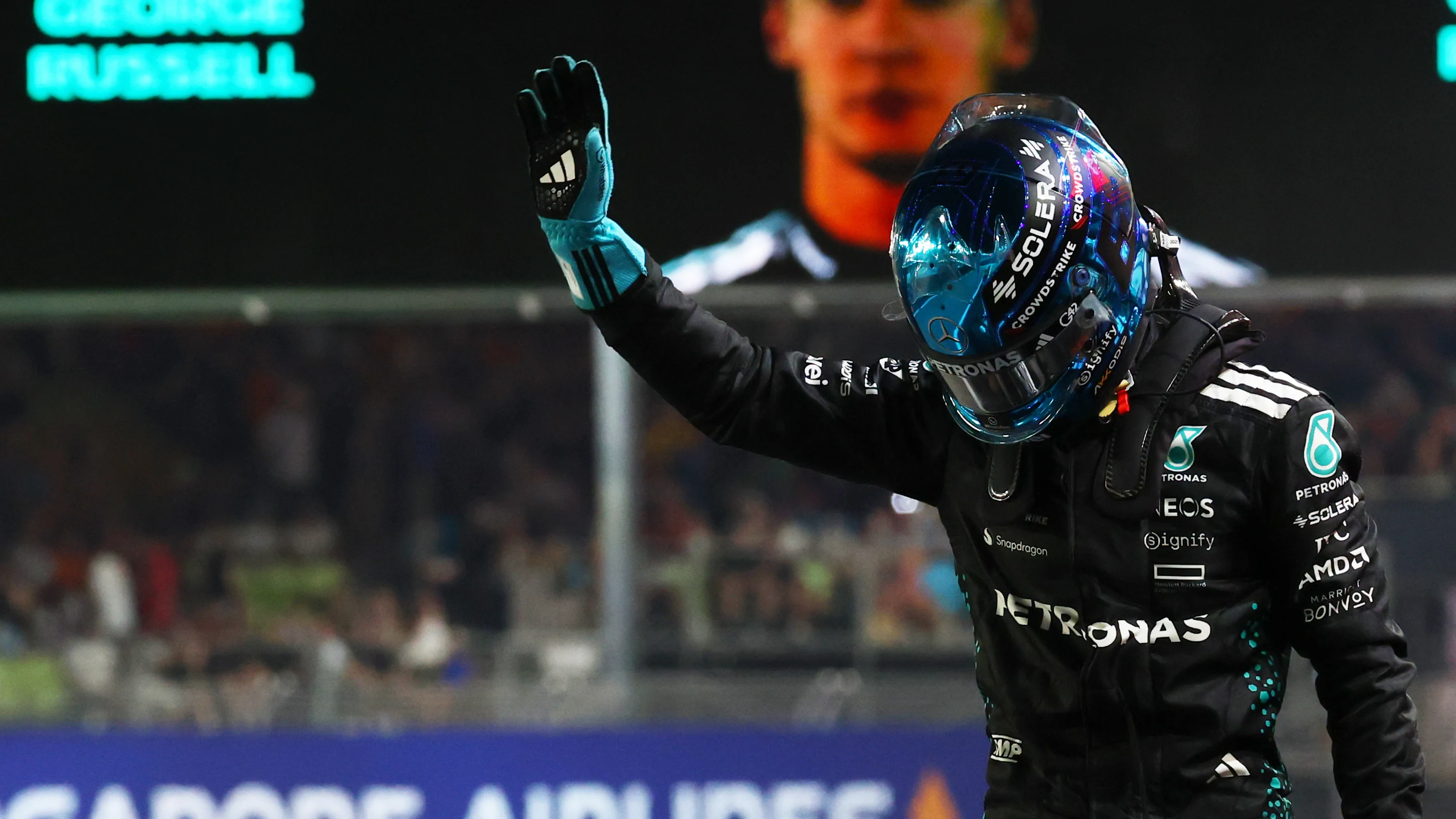 SINGAPORE, SINGAPORE - OCTOBER 04: Pole position qualifier George Russell of Great Britain and Mercedes AMG Petronas F1 Team celebrates on arrival in parc ferme during qualifying ahead of the F1 Grand Prix of Singapore at Marina Bay Street Circuit on October 04, 2025 in Singapore, Singapore. (Photo by Mark Thompson/Getty Images)